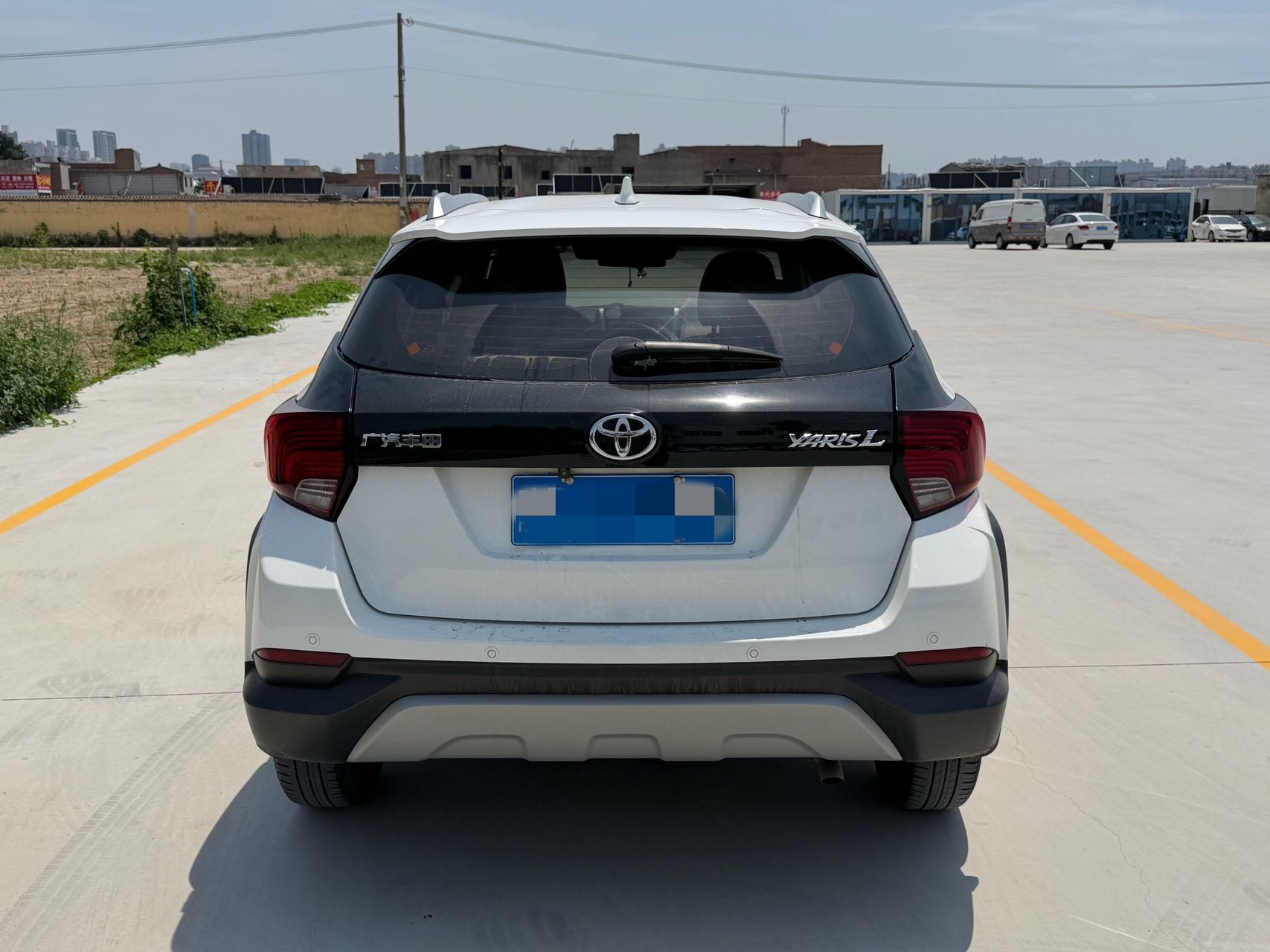 Toyota Yaris L view 3