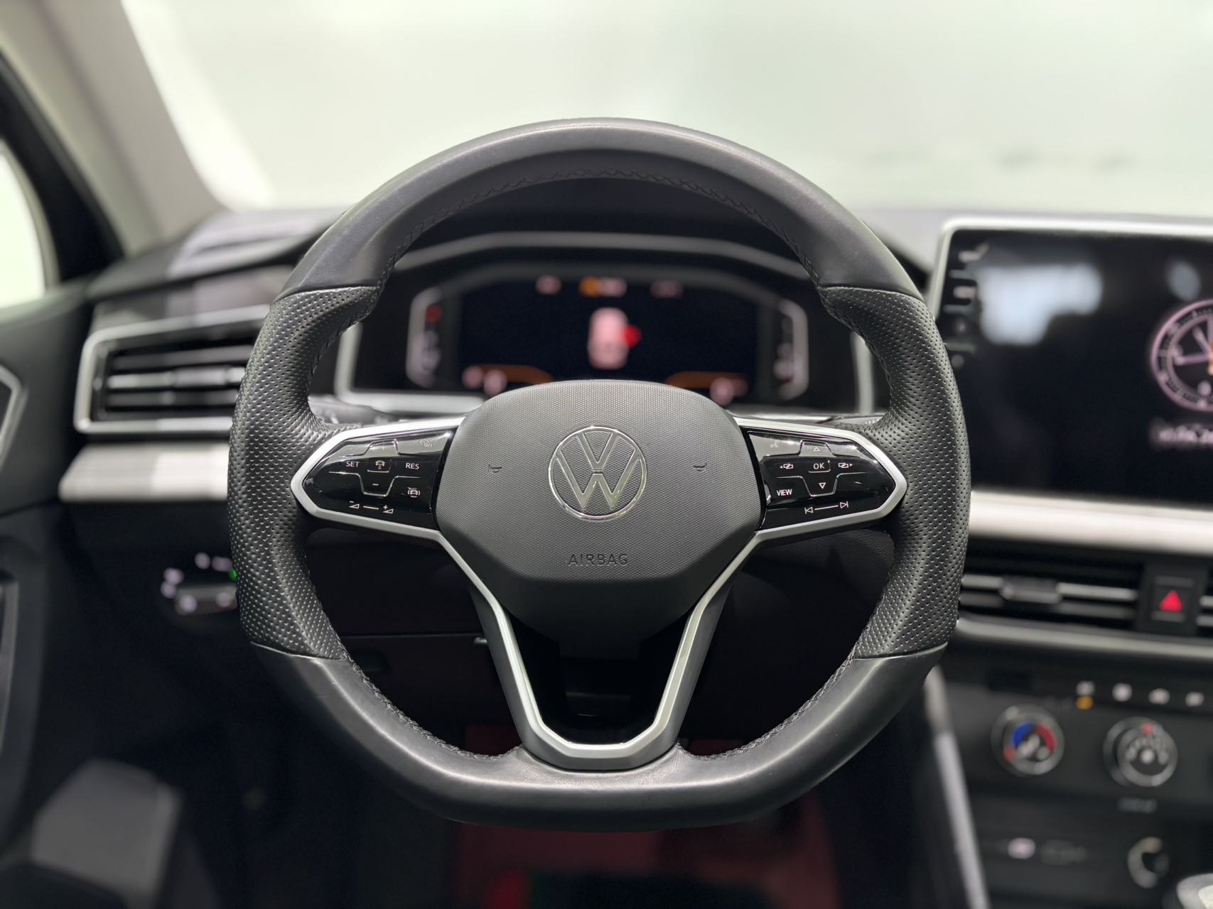Volkswagen Tiguan L view 4