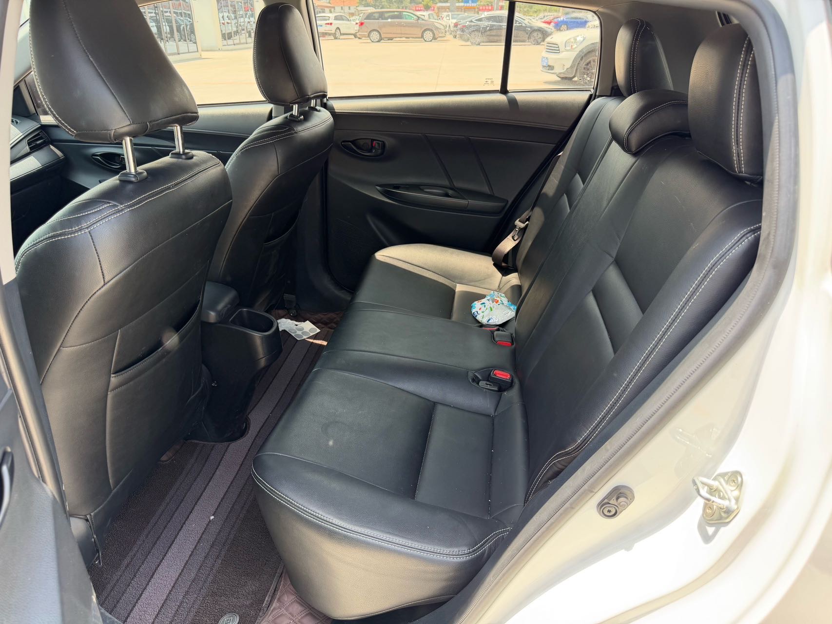 Toyota Yaris L view 5