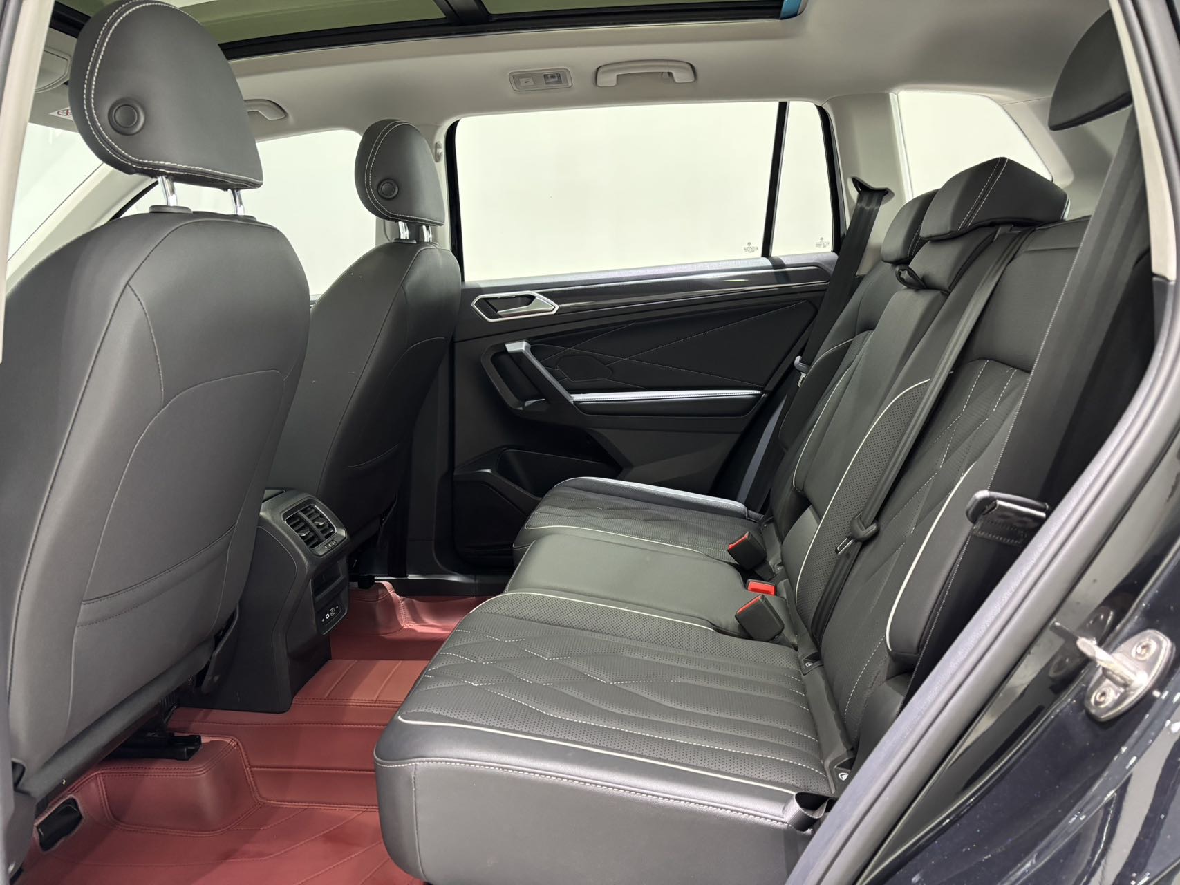 Volkswagen Tiguan L view 5
