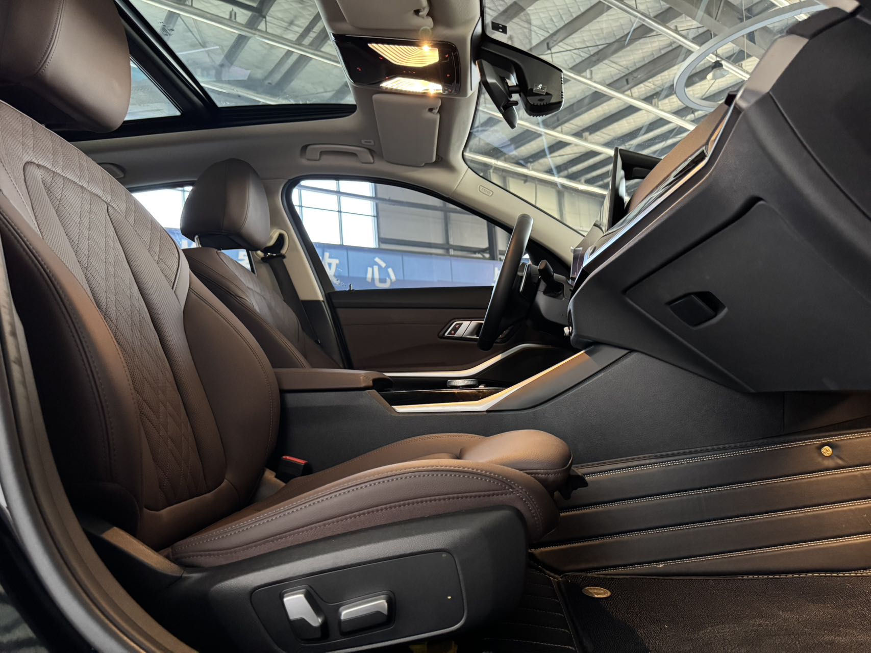 BMW 320Li view 17