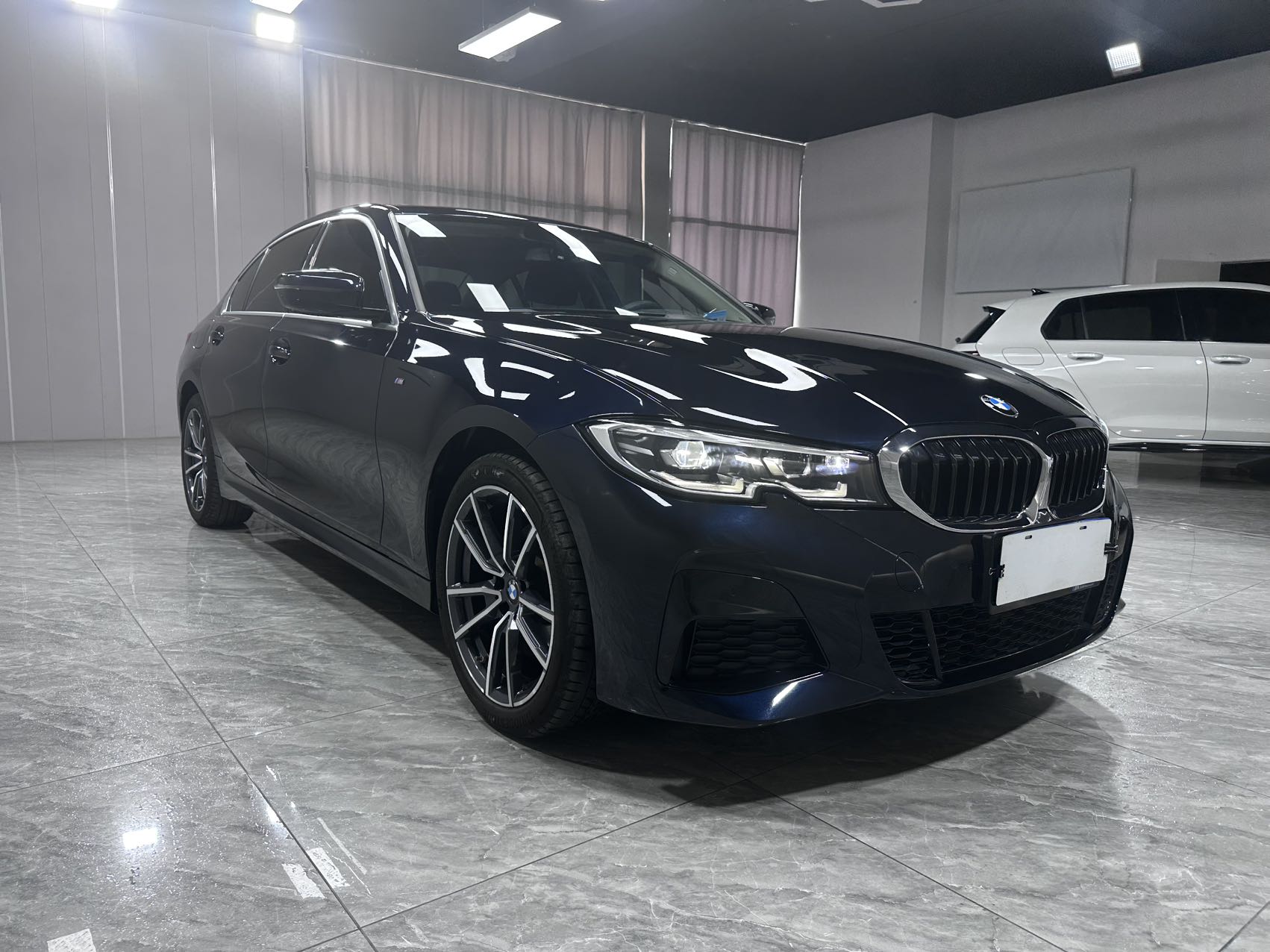 BMW 320Li view 3