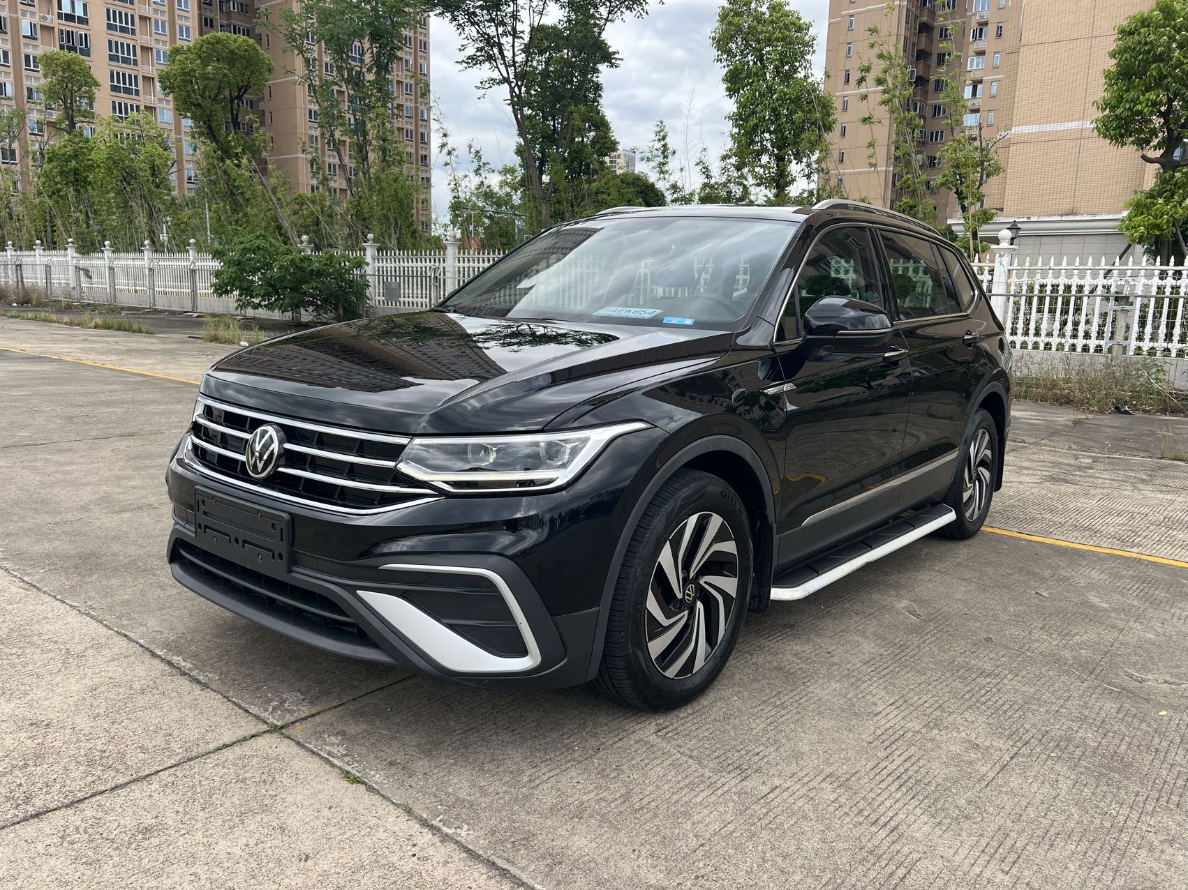 Volkswagen Tiguan L280 view 2