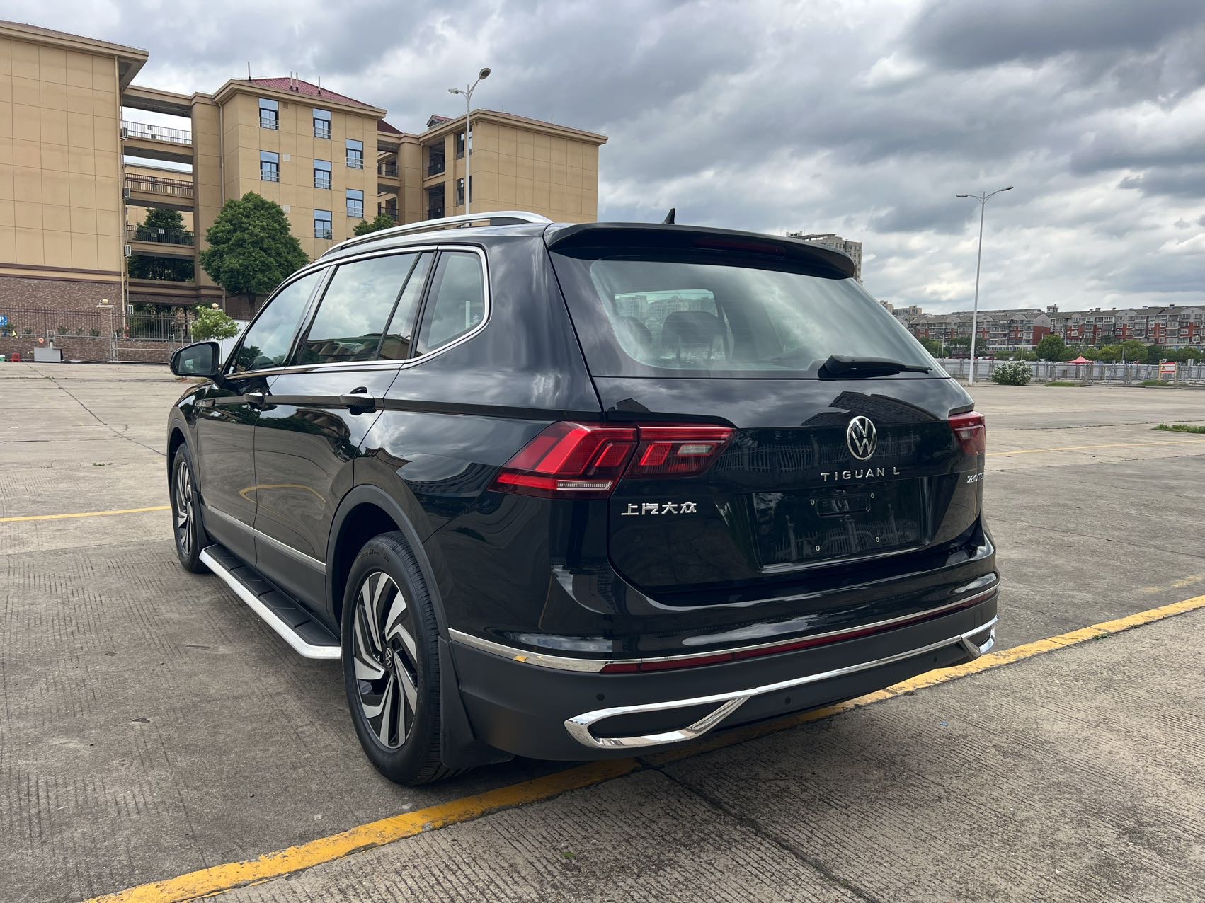 Volkswagen Tiguan L280 view 3