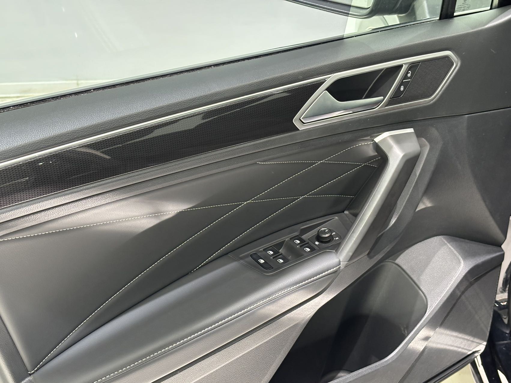 Volkswagen Tiguan L view 10