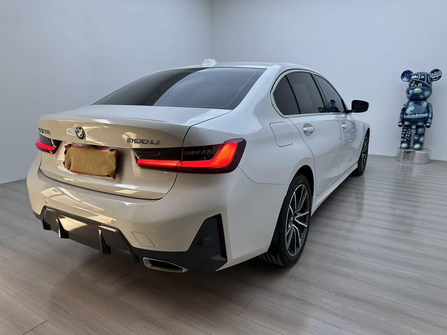 BMW 320Li view 4