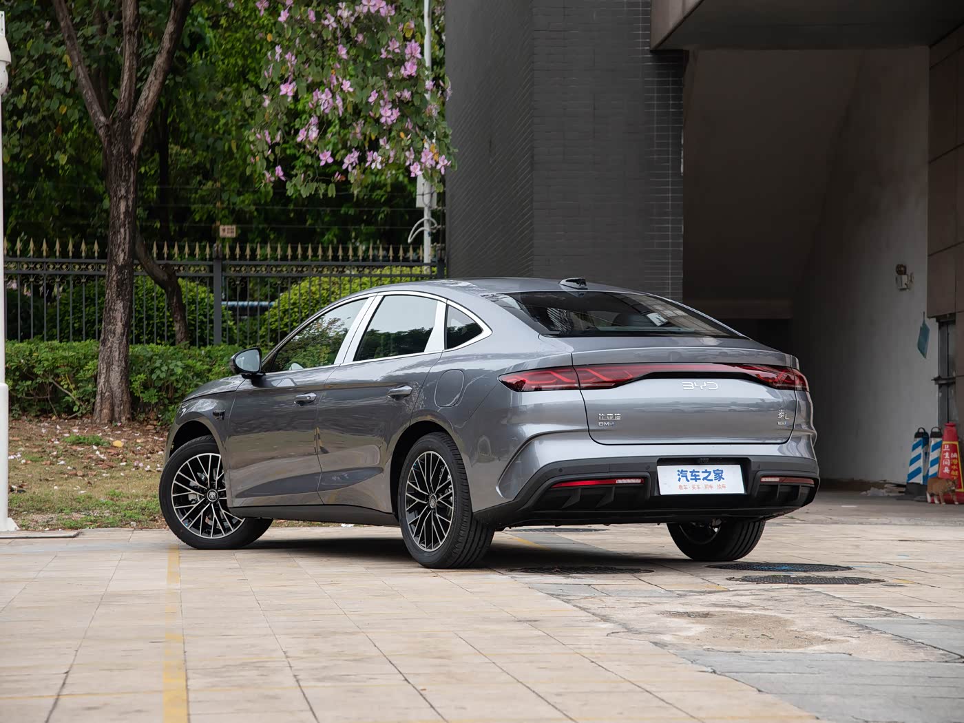 BYD Qin L DM-i Intelligent Driving Edition (комплектация Zunle) view 3