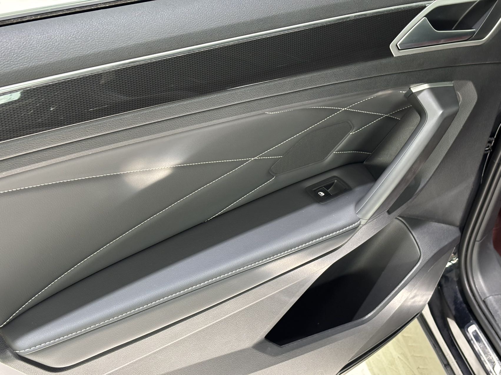 Volkswagen Tiguan L view 12