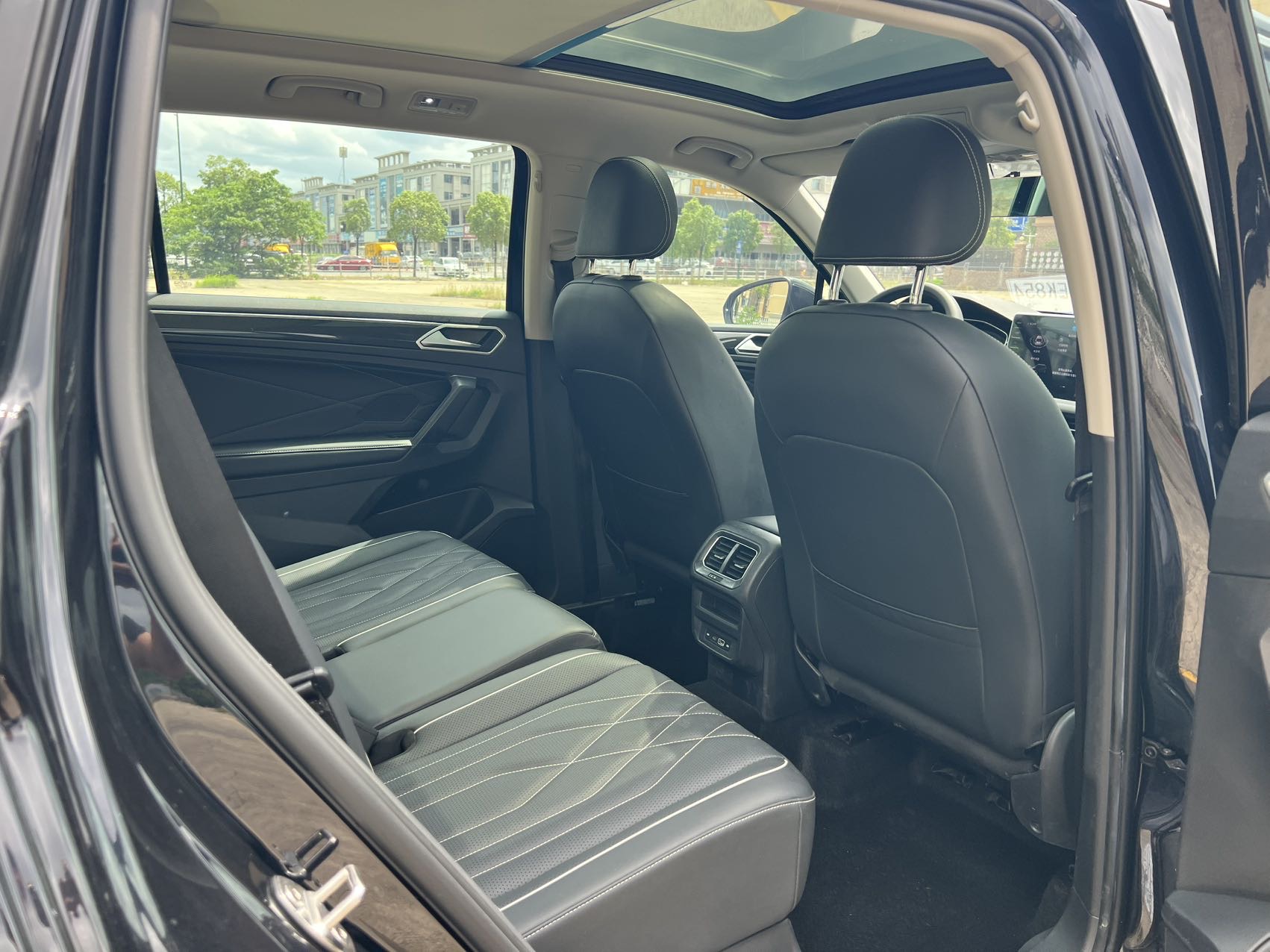 Volkswagen Tiguan L280 view 4