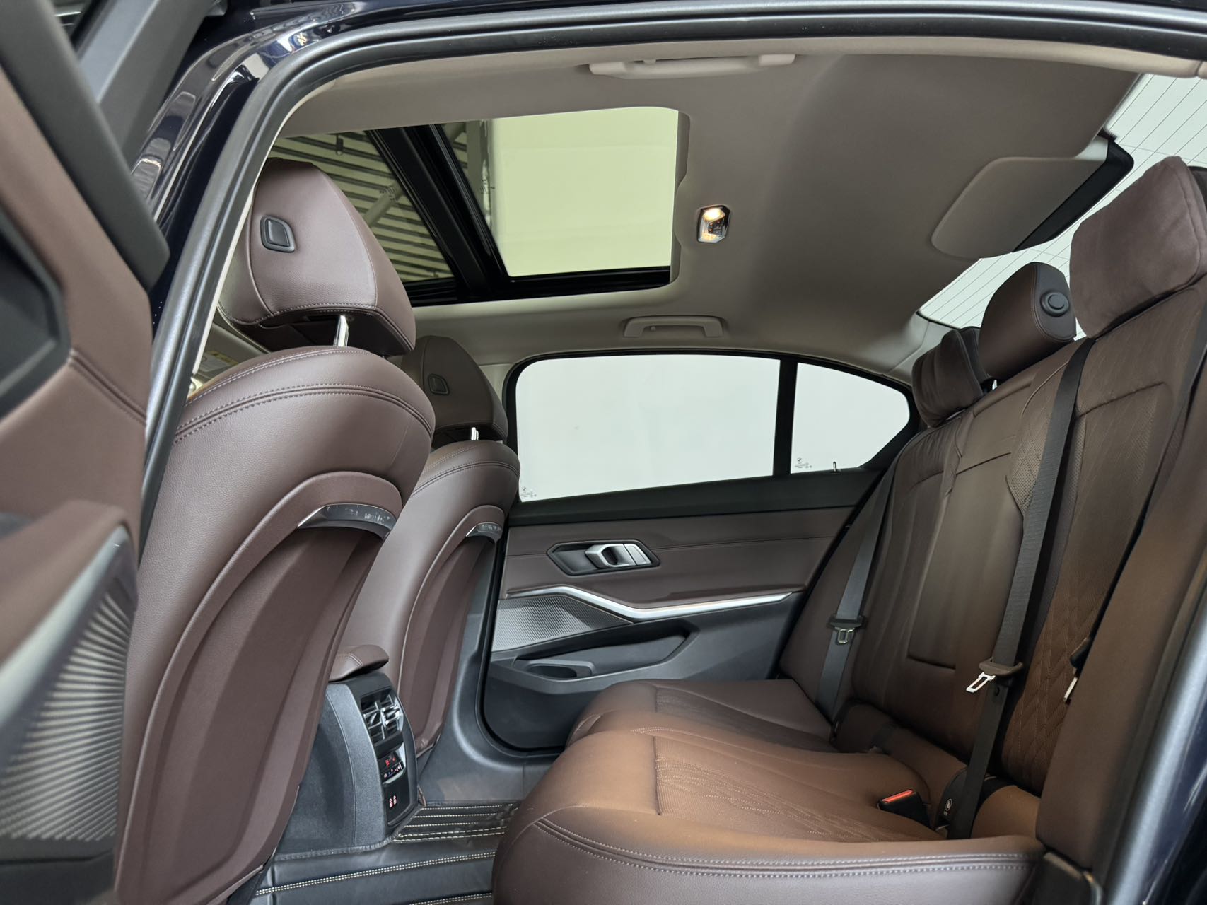 BMW 320Li view 12