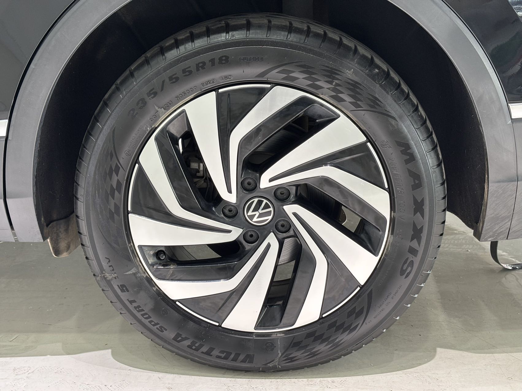 Volkswagen Tiguan L view 11