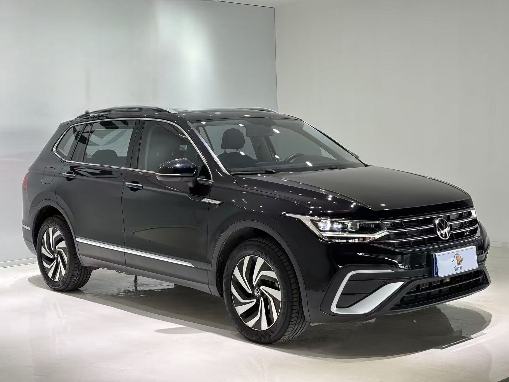 Volkswagen Tiguan L view 2
