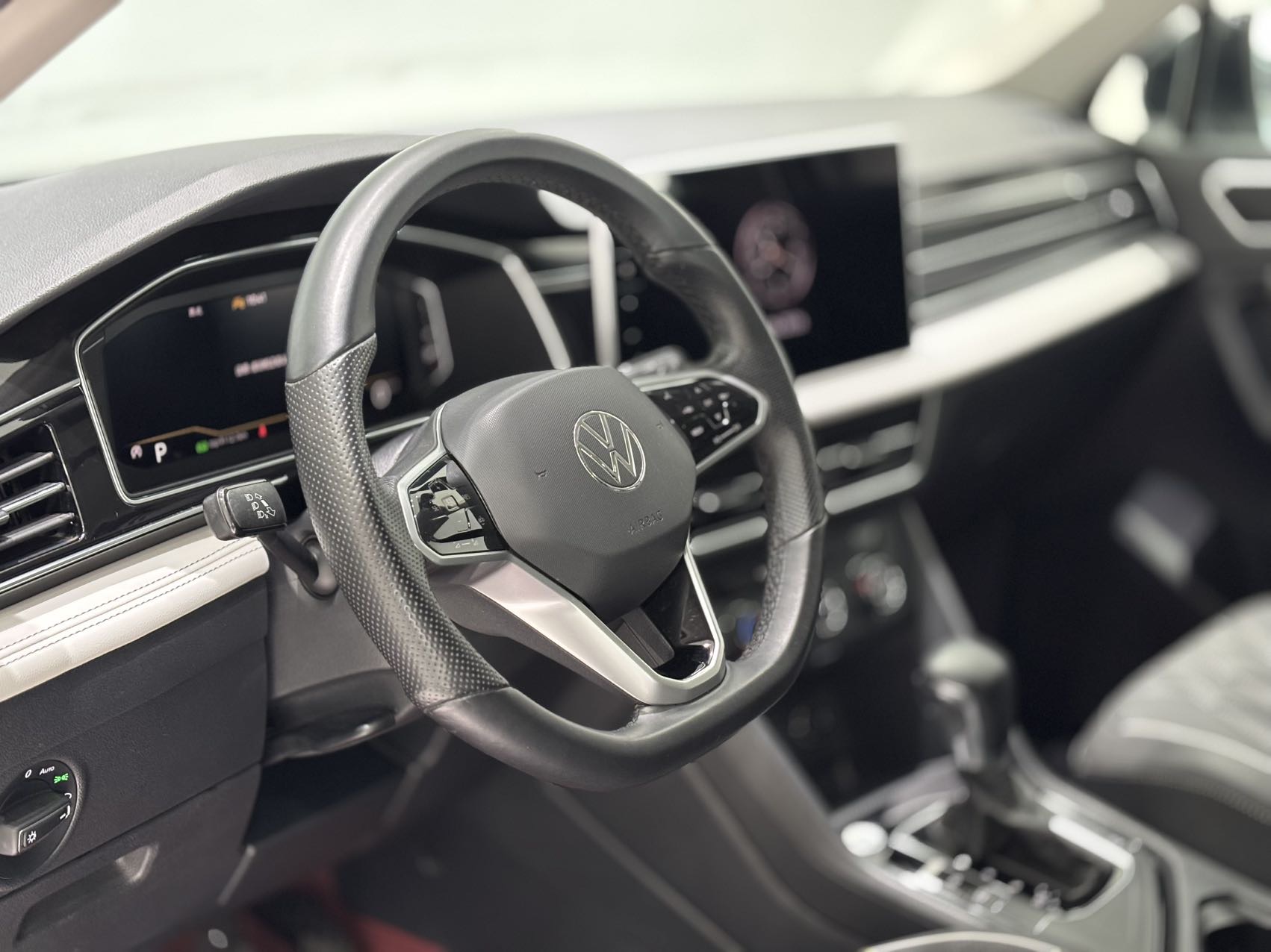 Volkswagen Tiguan L view 17