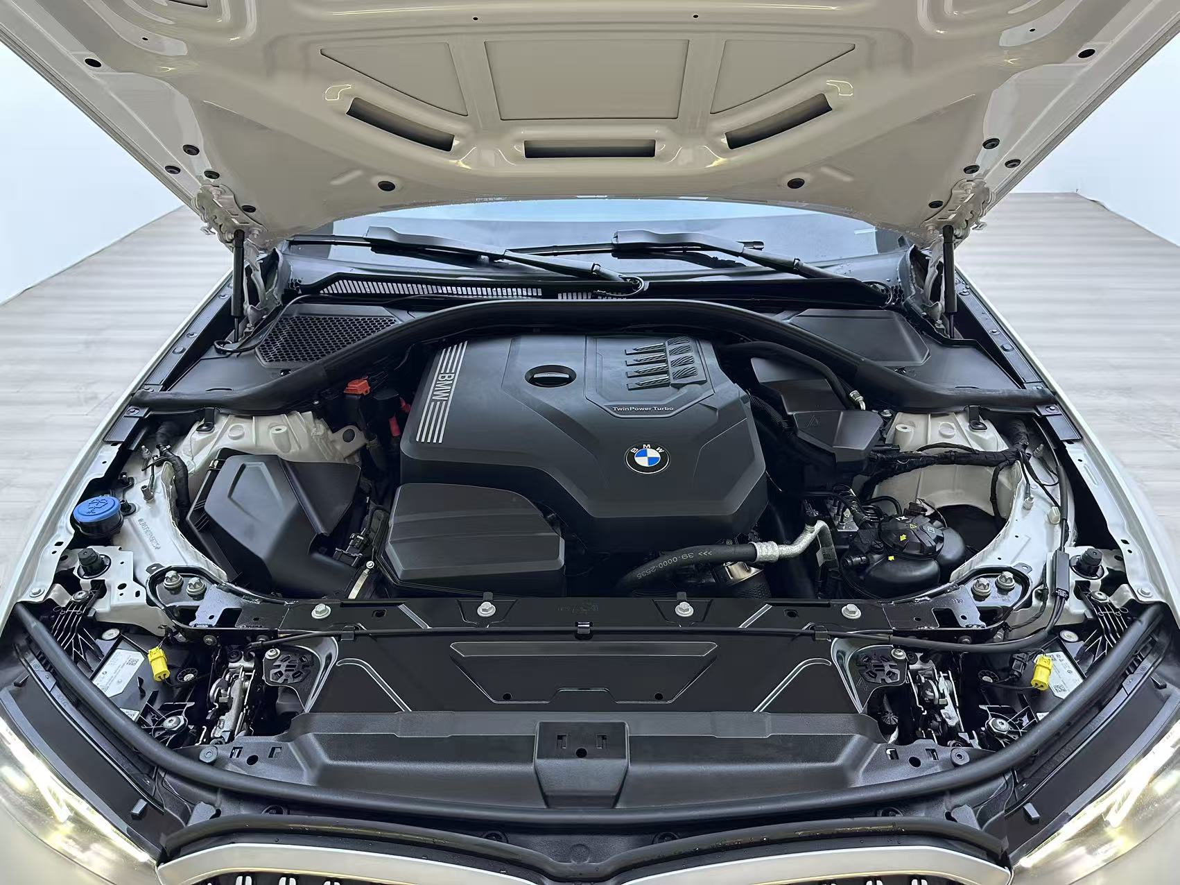 BMW 320Li view 16