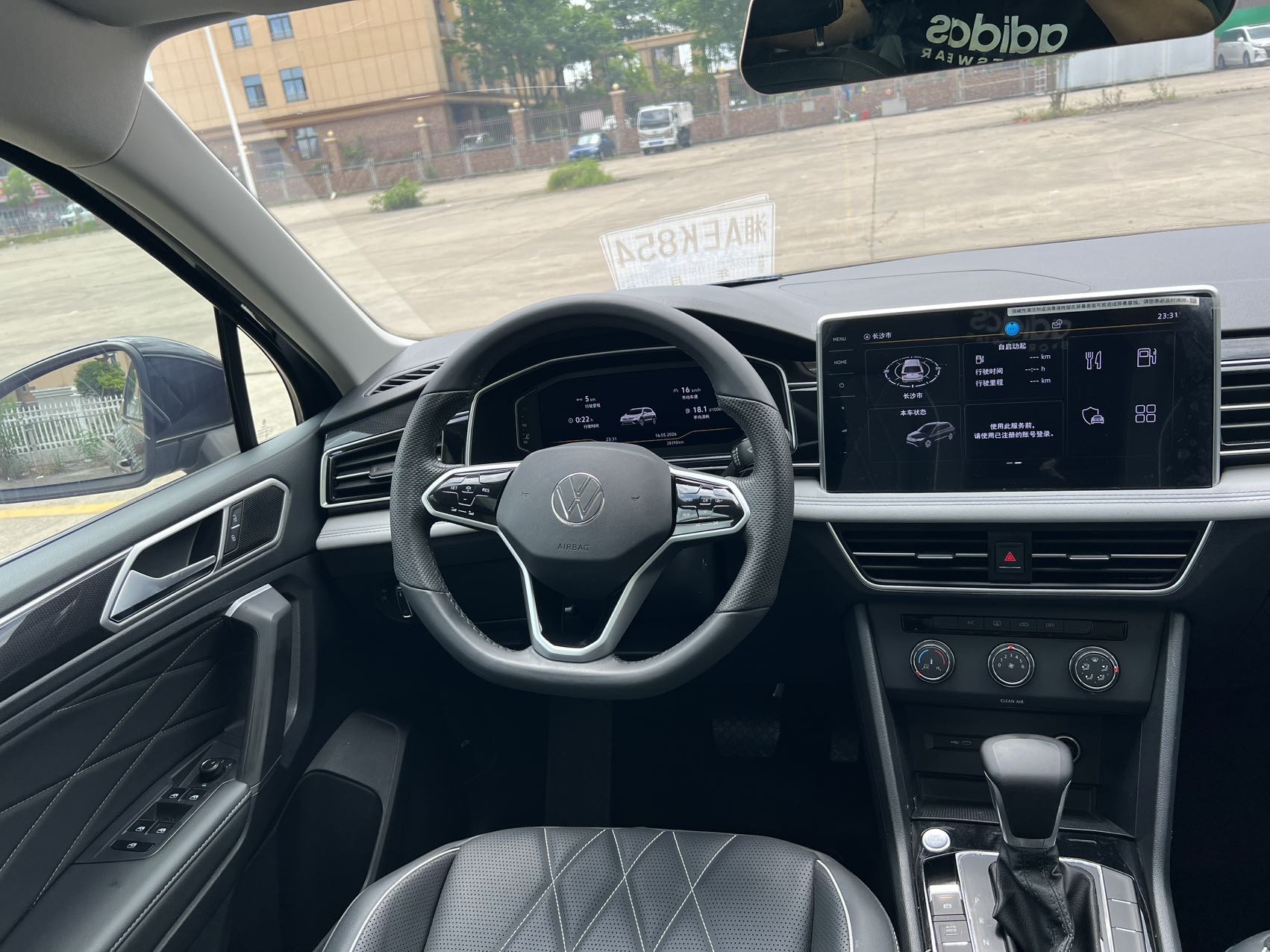 Volkswagen Tiguan L280 view 8