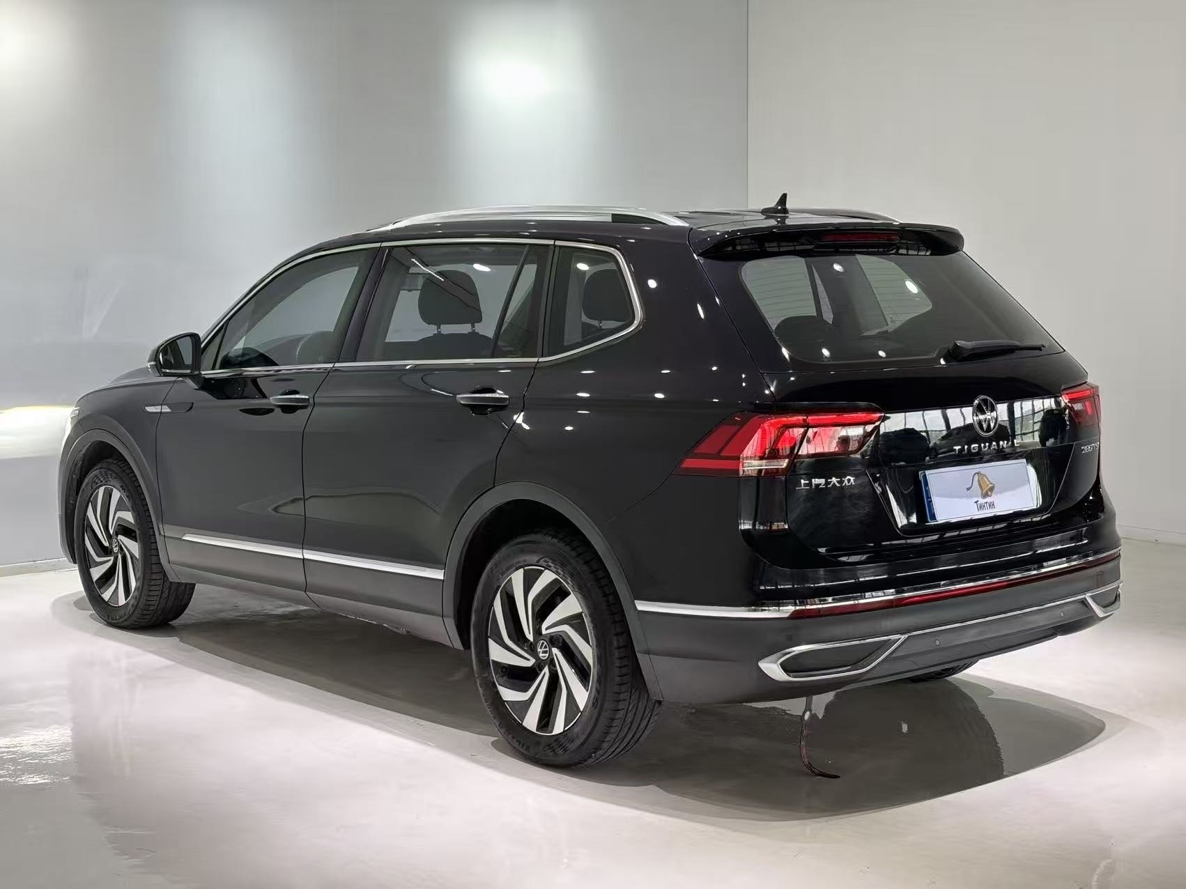 Volkswagen Tiguan L view 6