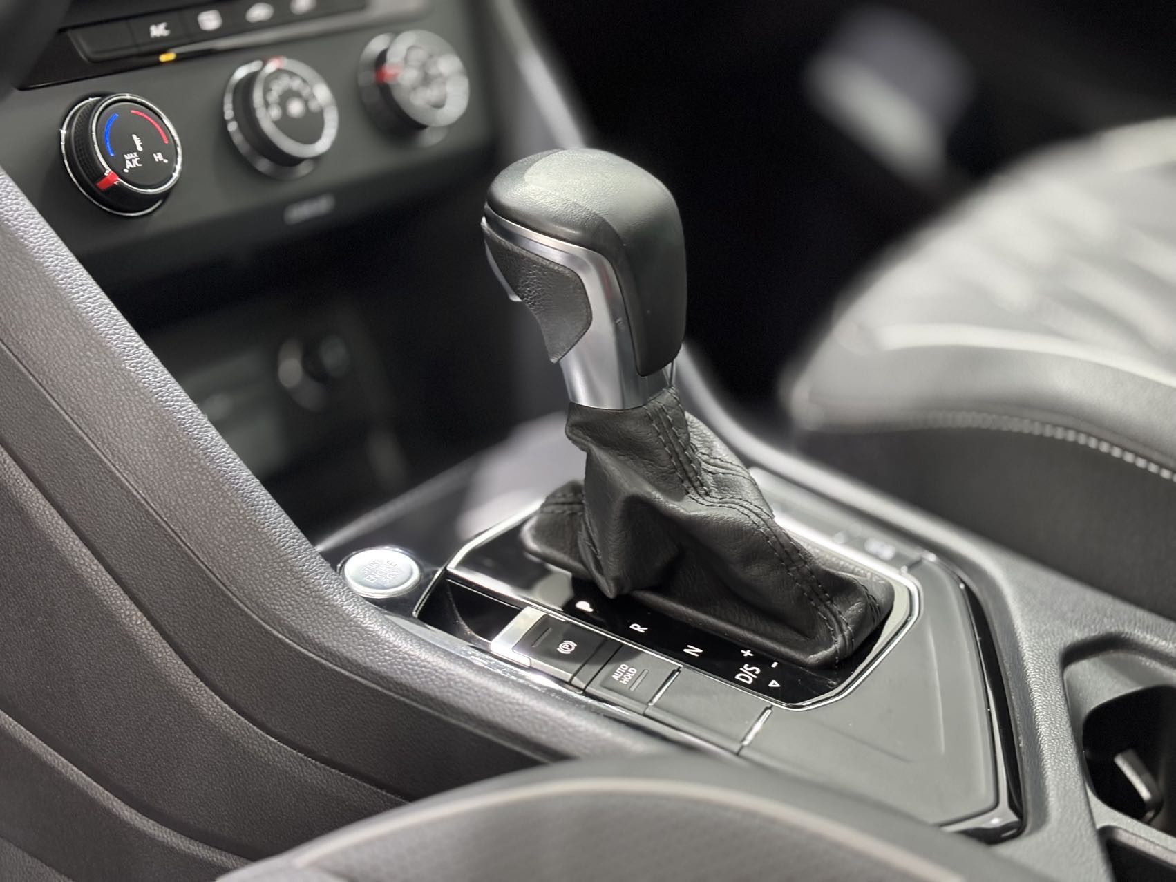 Volkswagen Tiguan L view 13