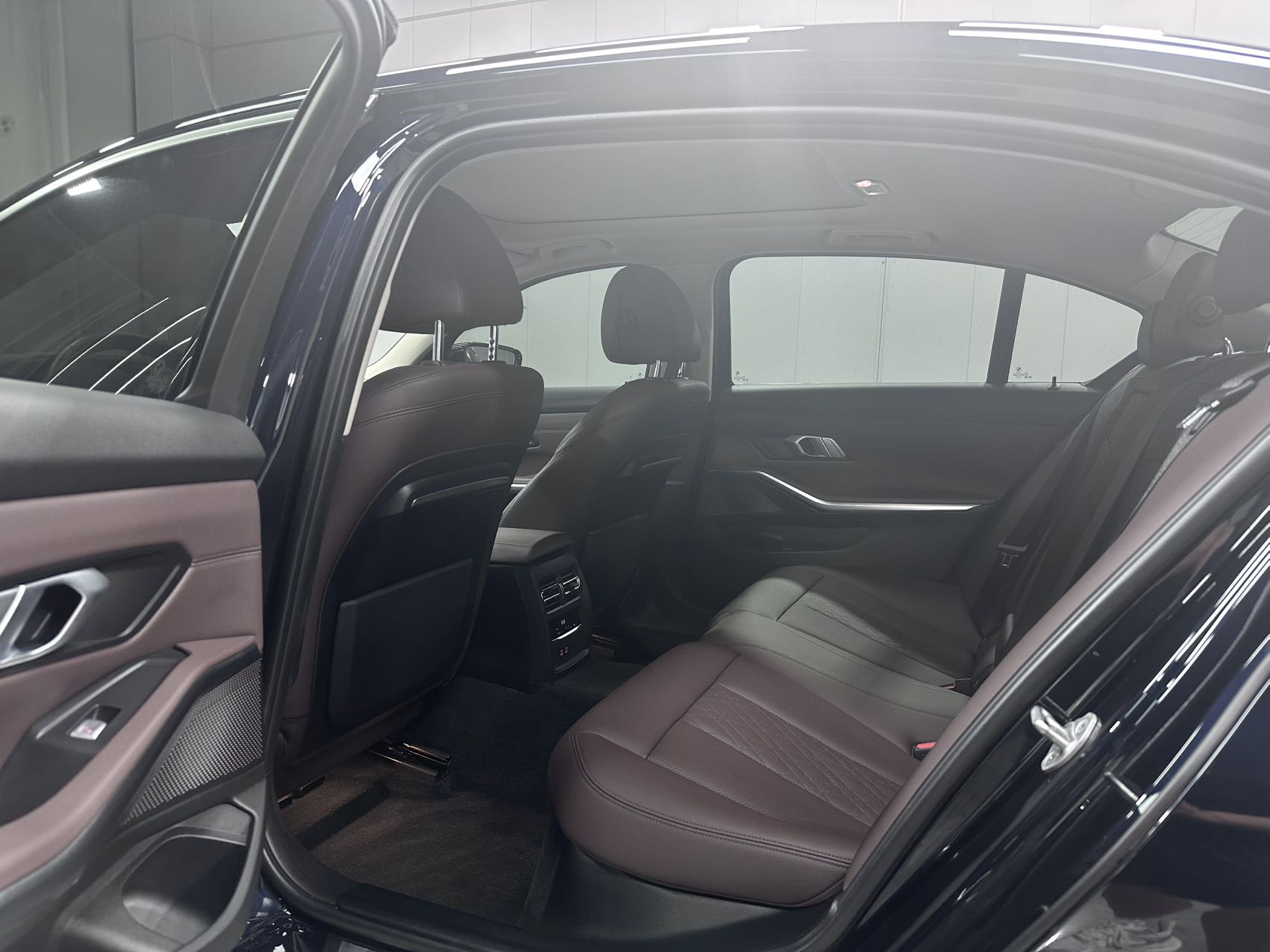 BMW 320Li view 16