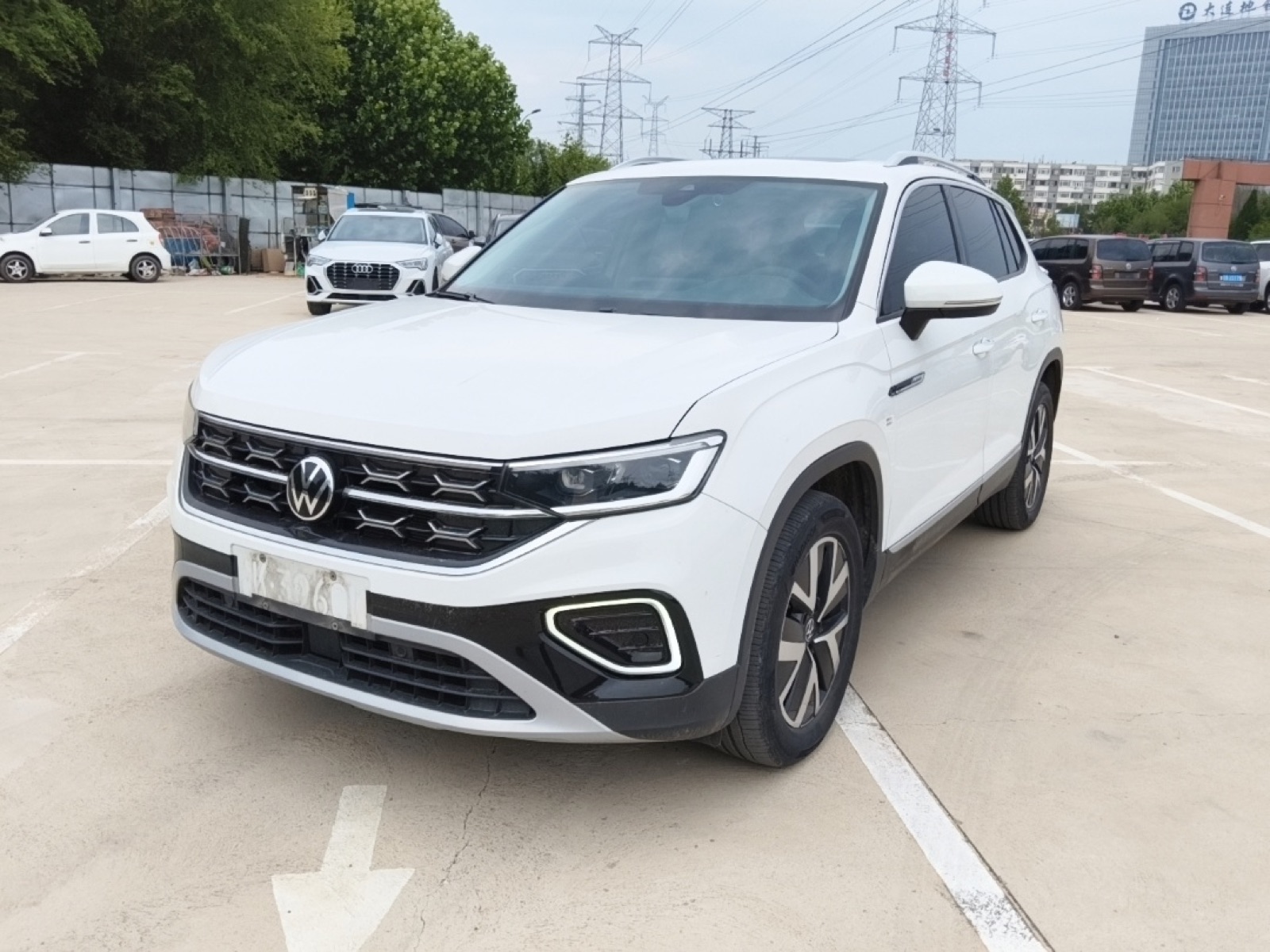 Volkswagen Tayron view 2