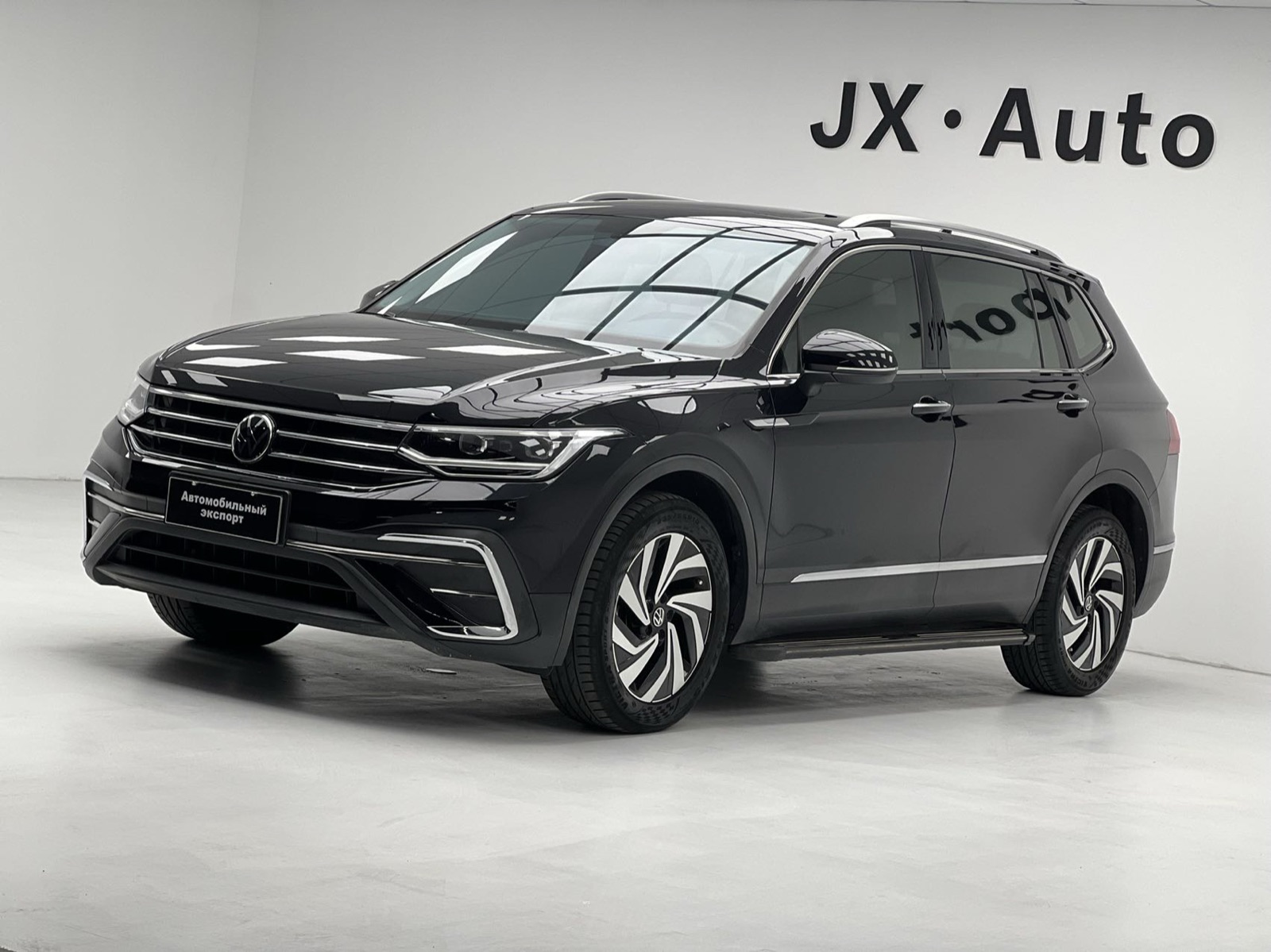 Volkswagen Tiguan L view 2