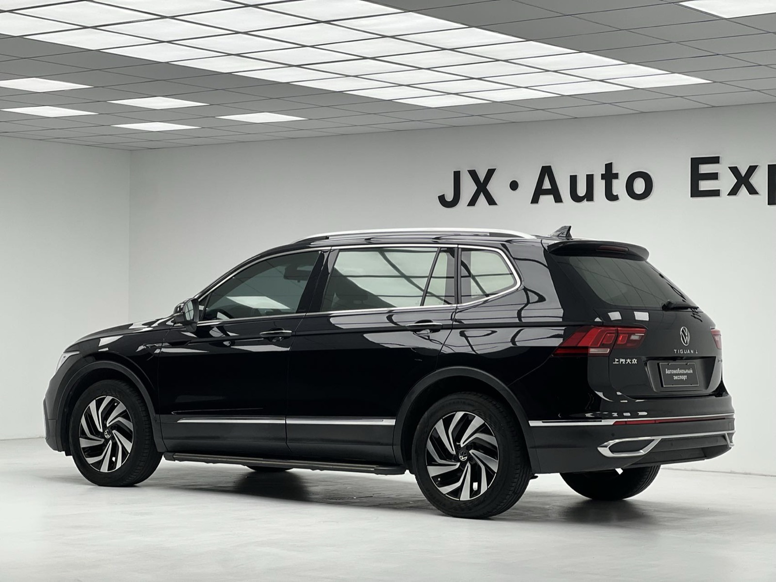 Volkswagen Tiguan L view 4