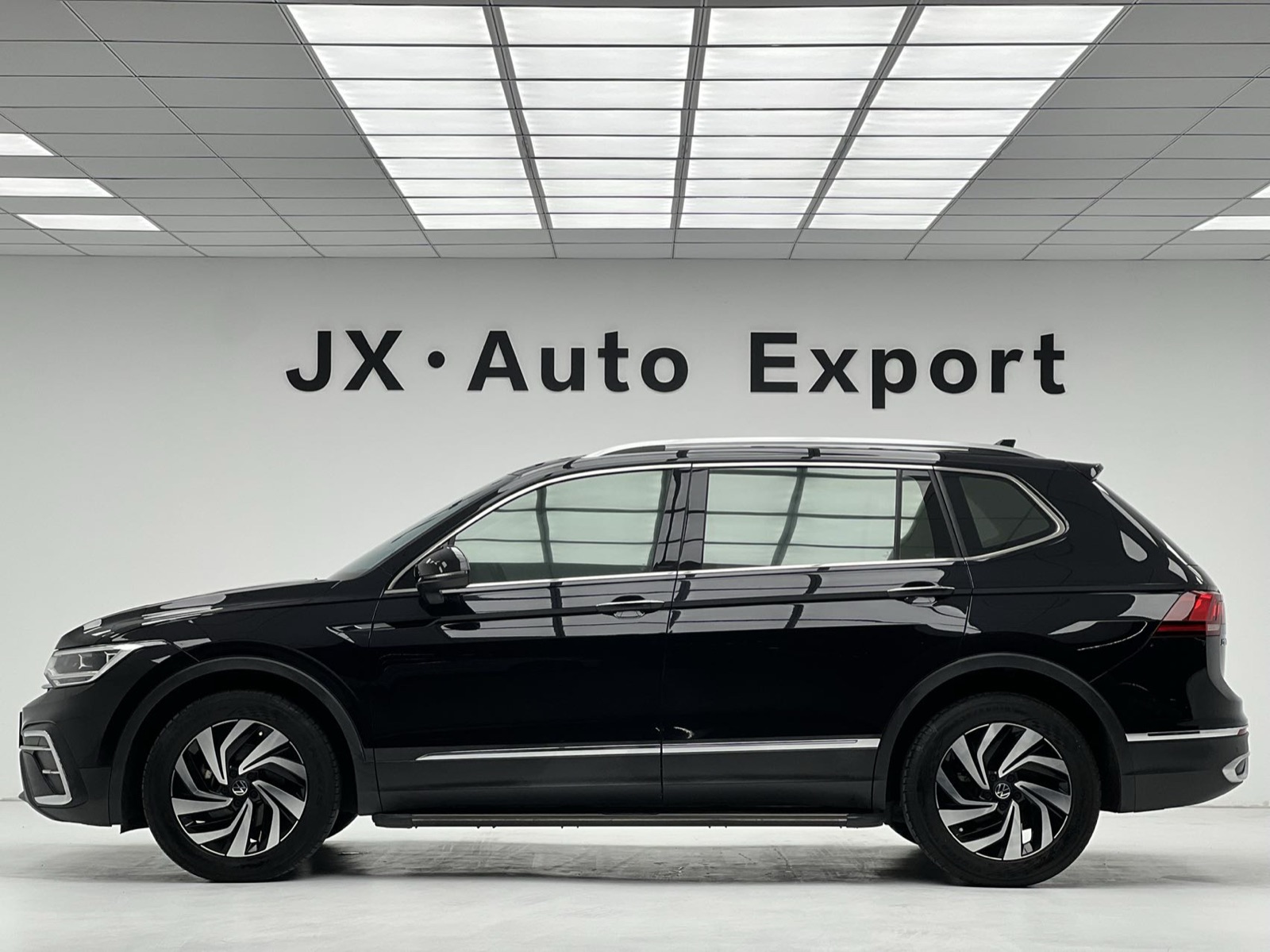 Volkswagen Tiguan L view 5