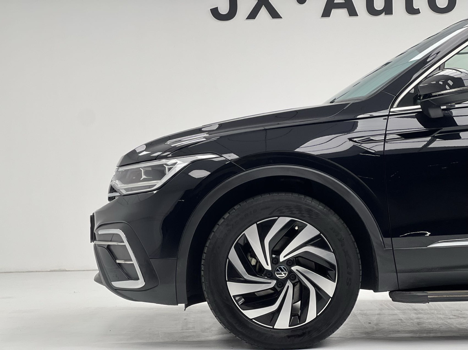 Volkswagen Tiguan L view 7