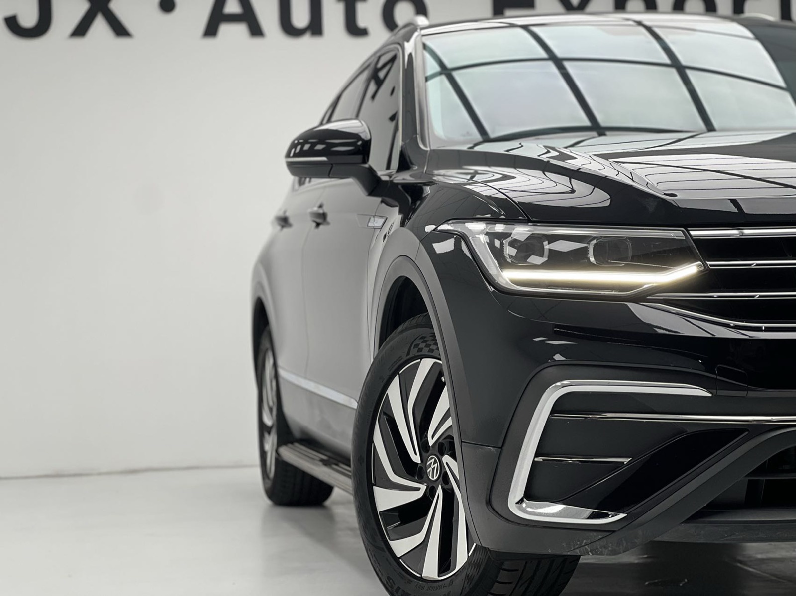 Volkswagen Tiguan L view 8