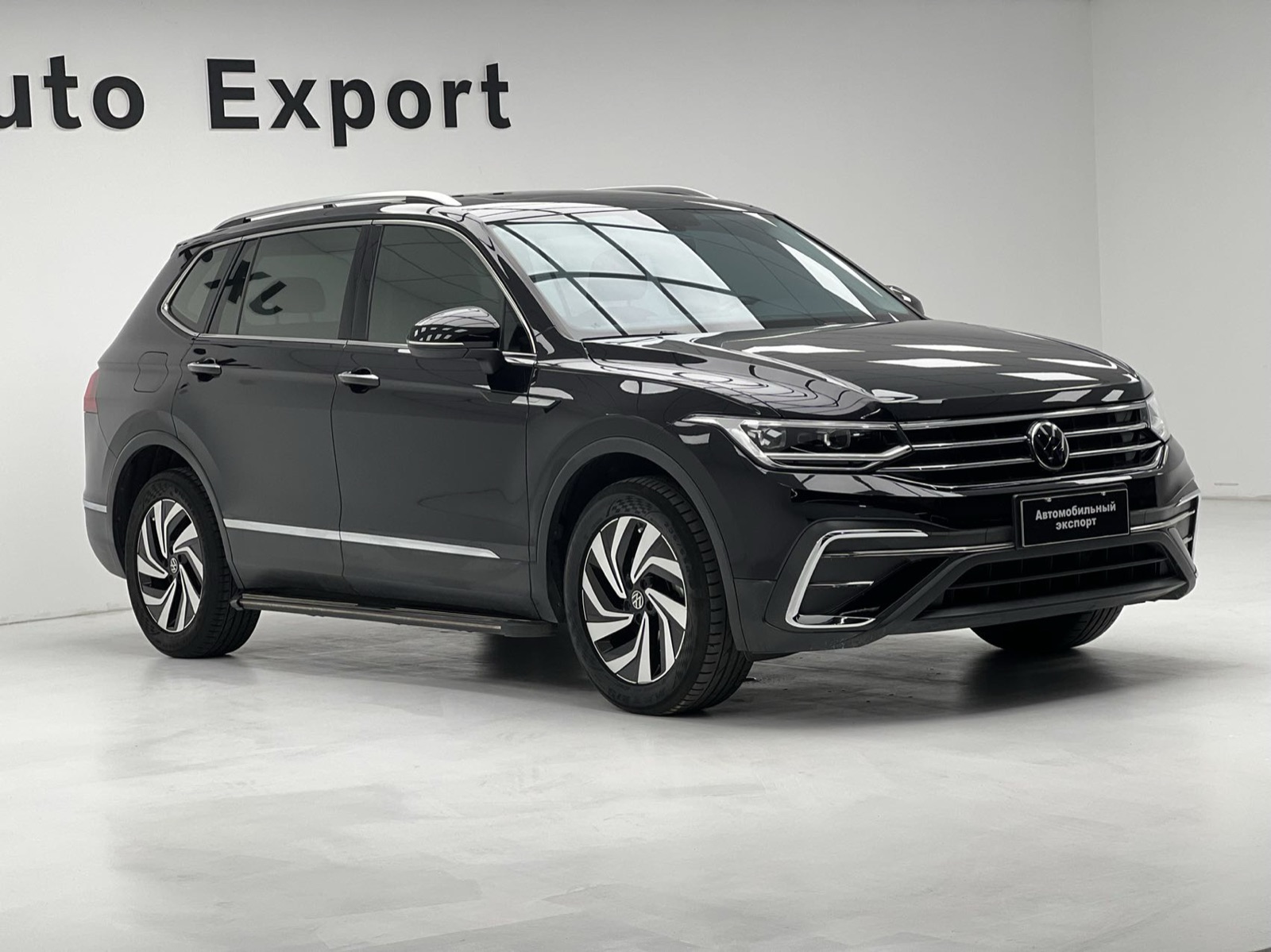 Volkswagen Tiguan L view 9