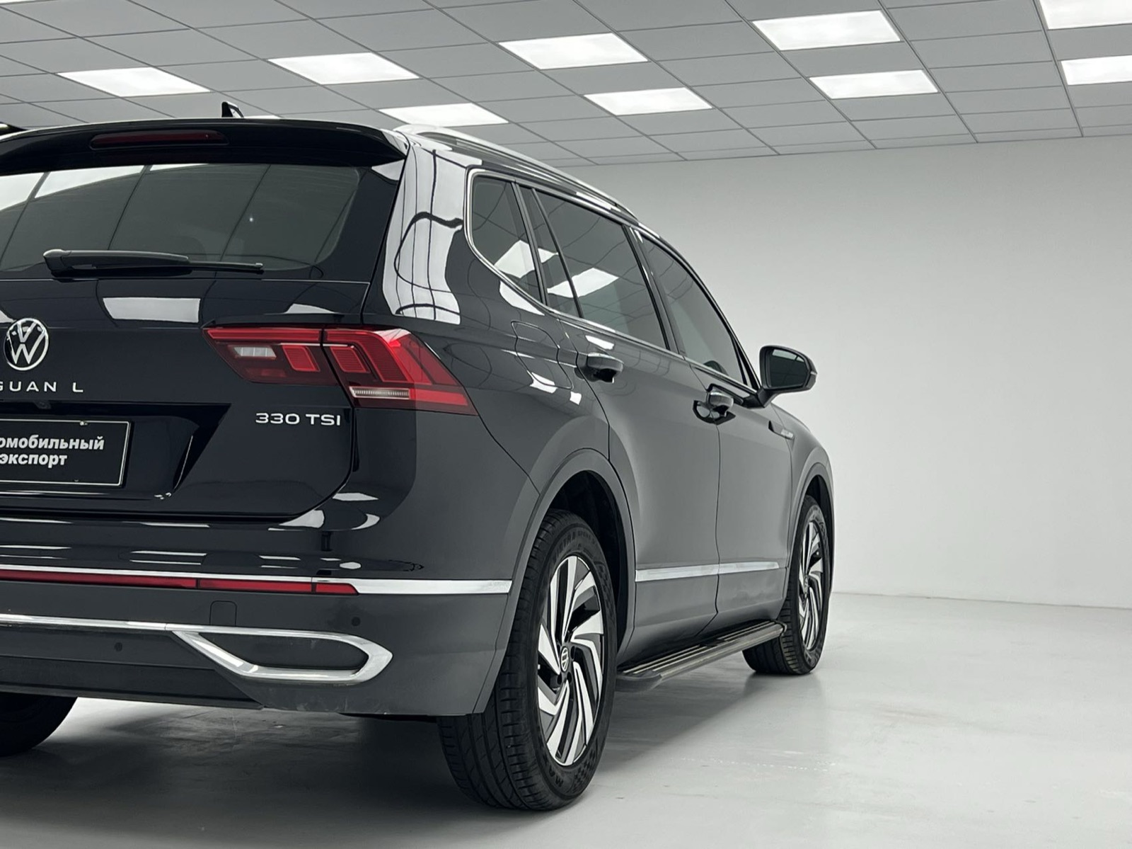 Volkswagen Tiguan L view 11