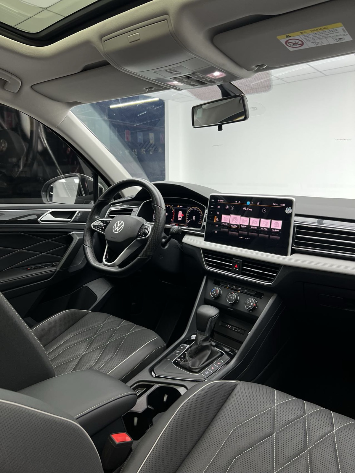 Volkswagen Tiguan L view 17