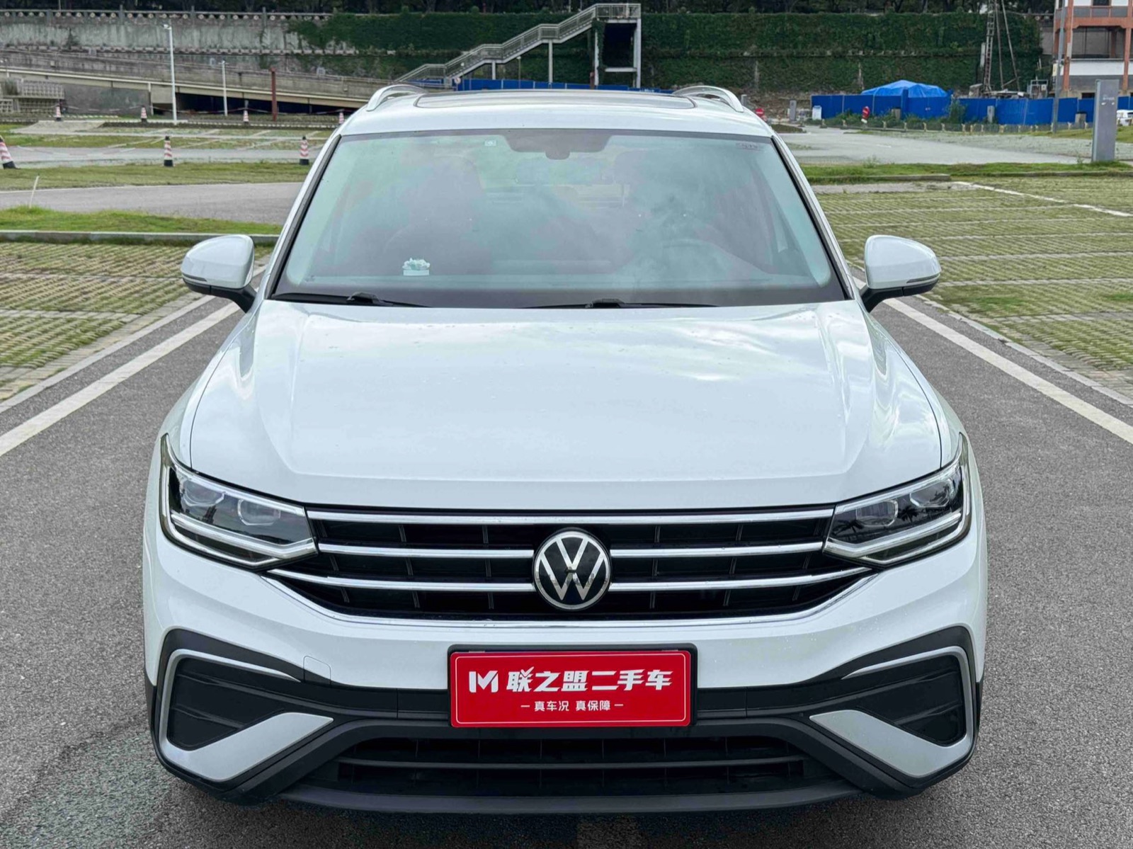 Volkswagen Tiguan L view 2