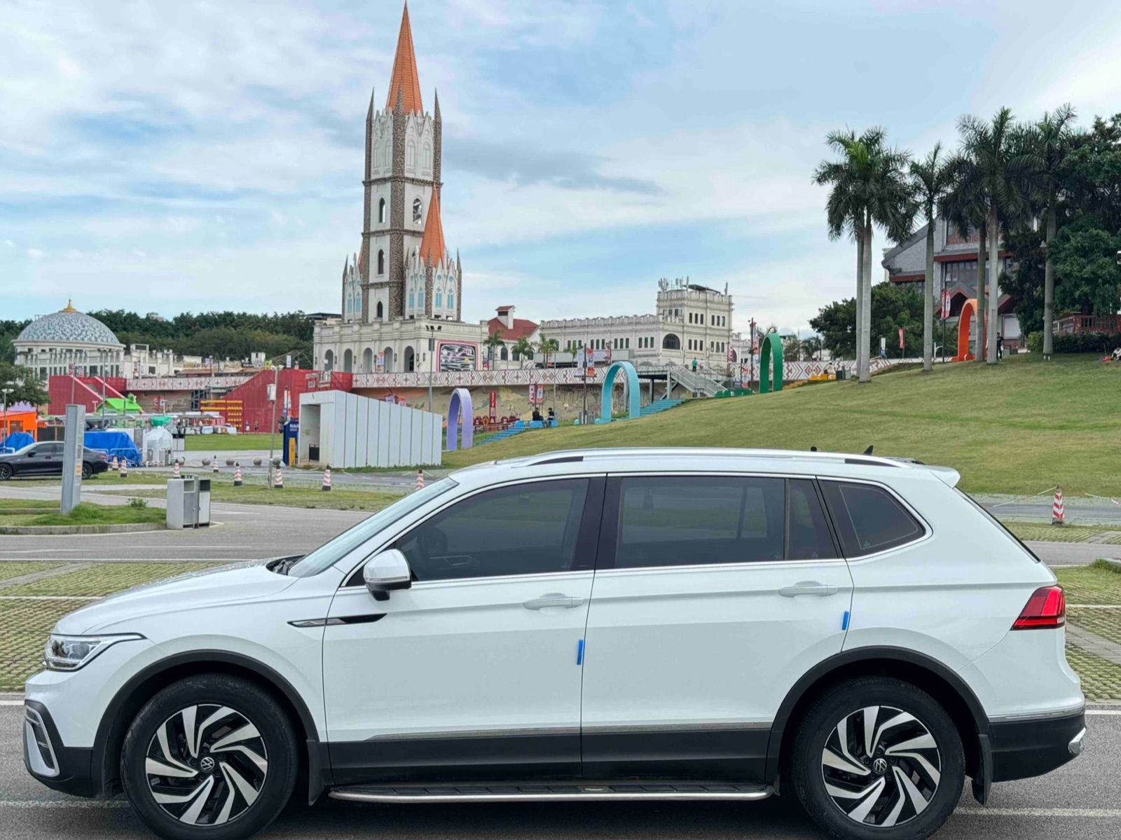 Volkswagen Tiguan L view 3