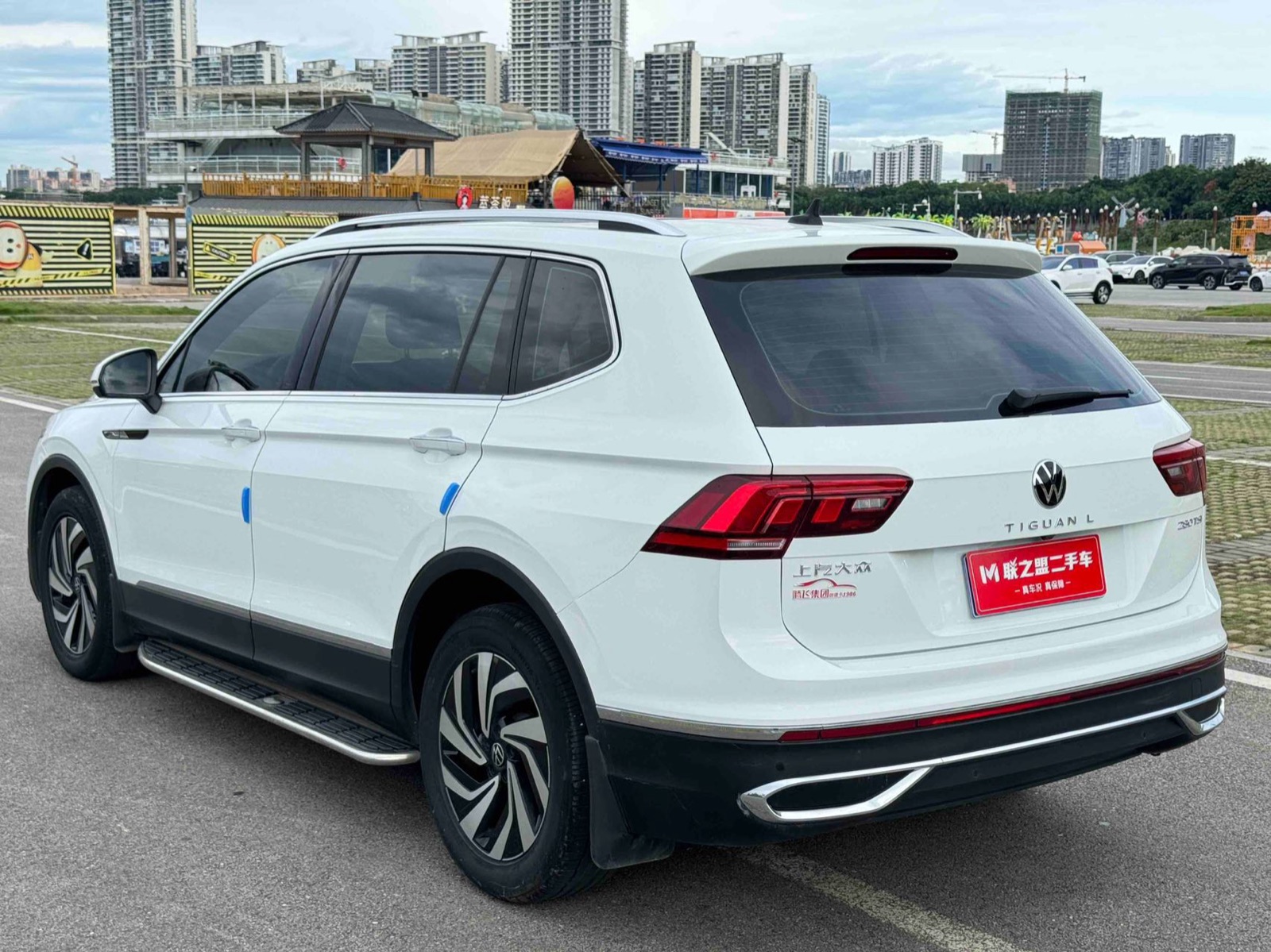 Volkswagen Tiguan L view 4