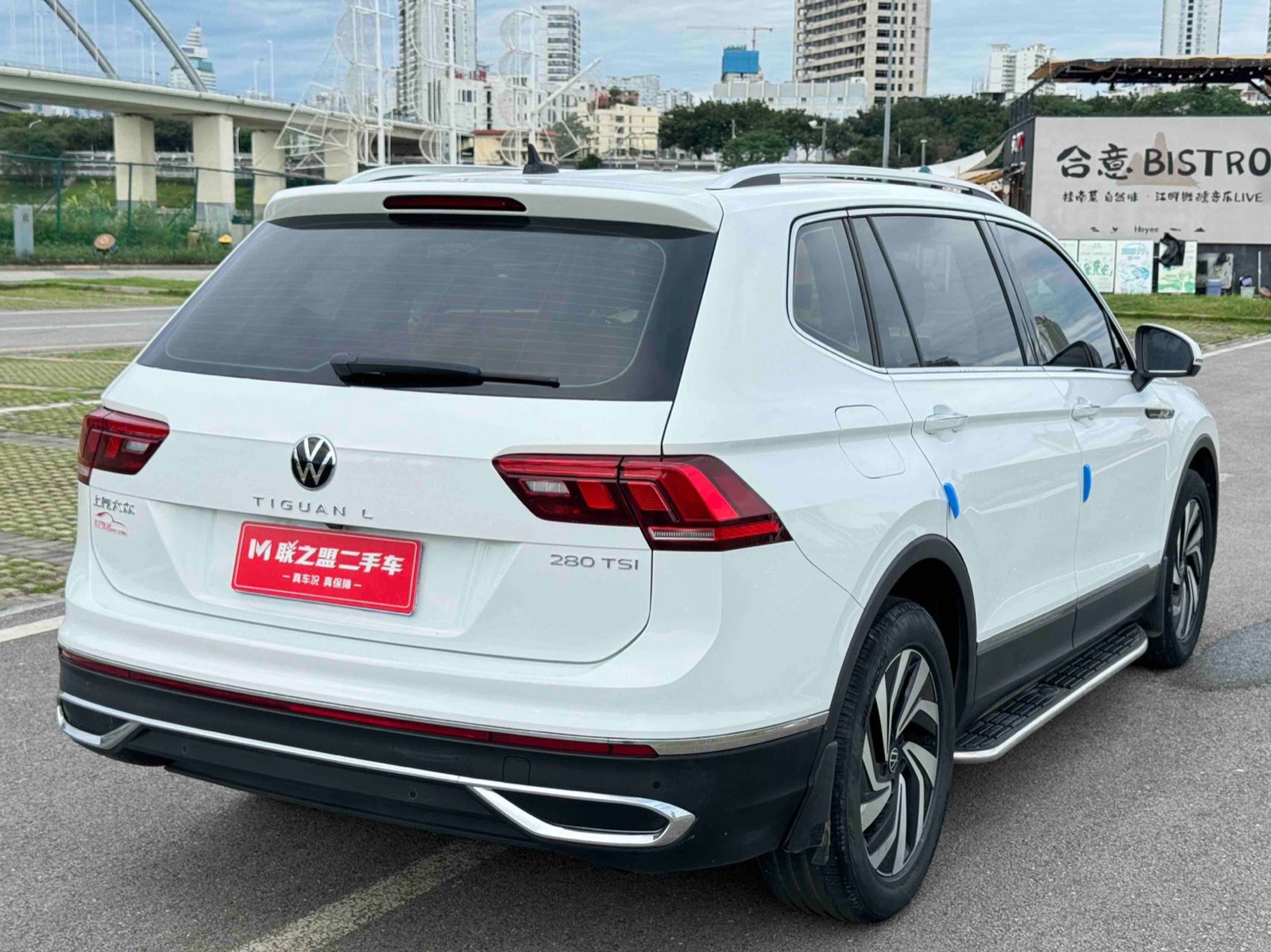 Volkswagen Tiguan L view 6