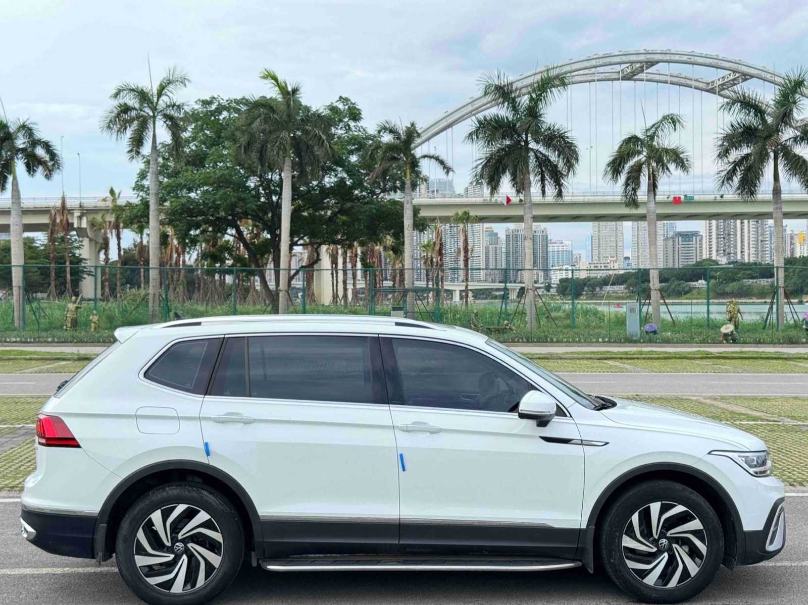 Volkswagen Tiguan L view 7