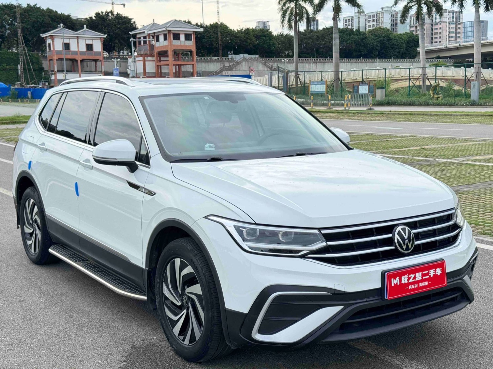 Volkswagen Tiguan L view 8