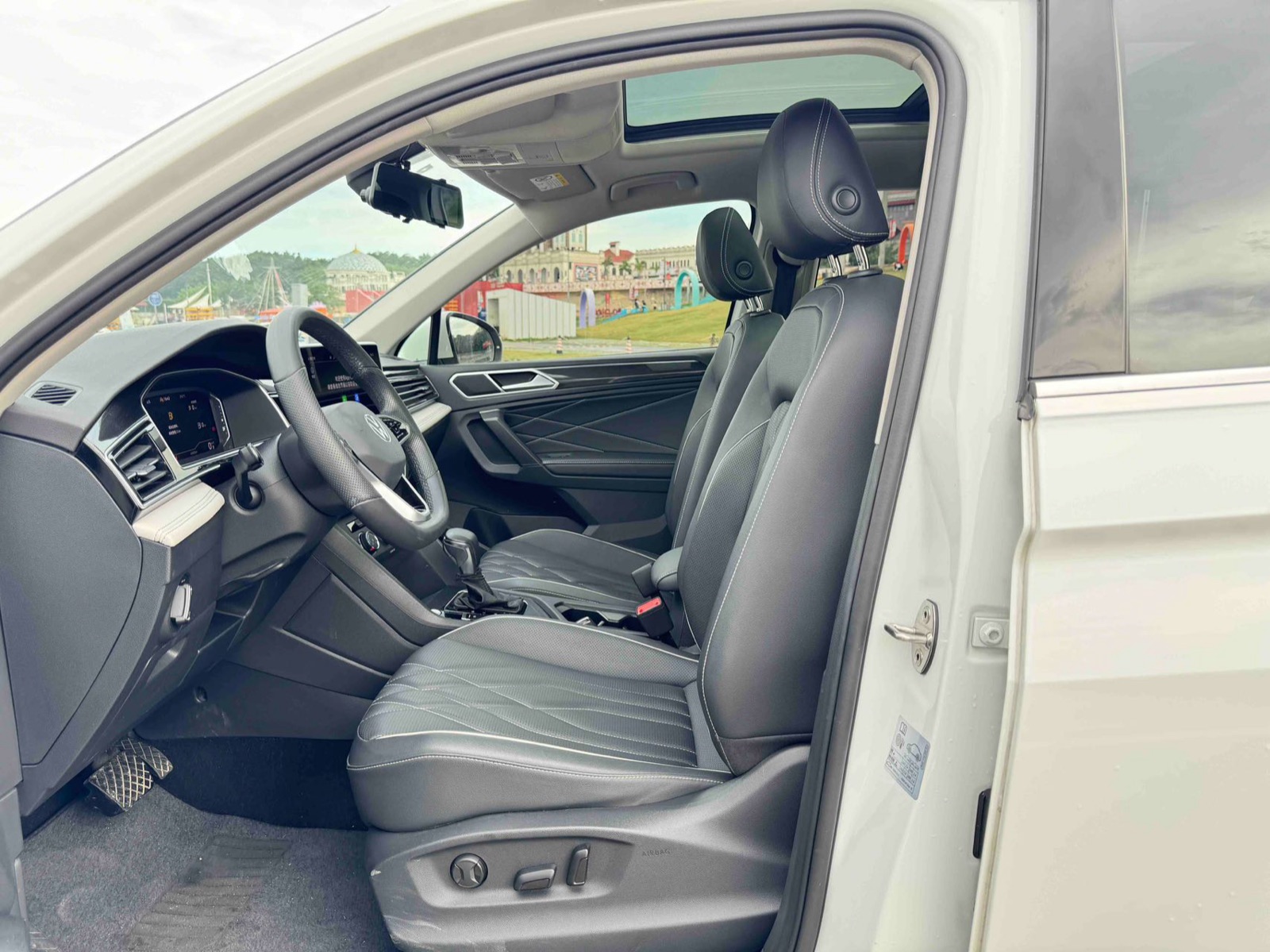 Volkswagen Tiguan L view 9