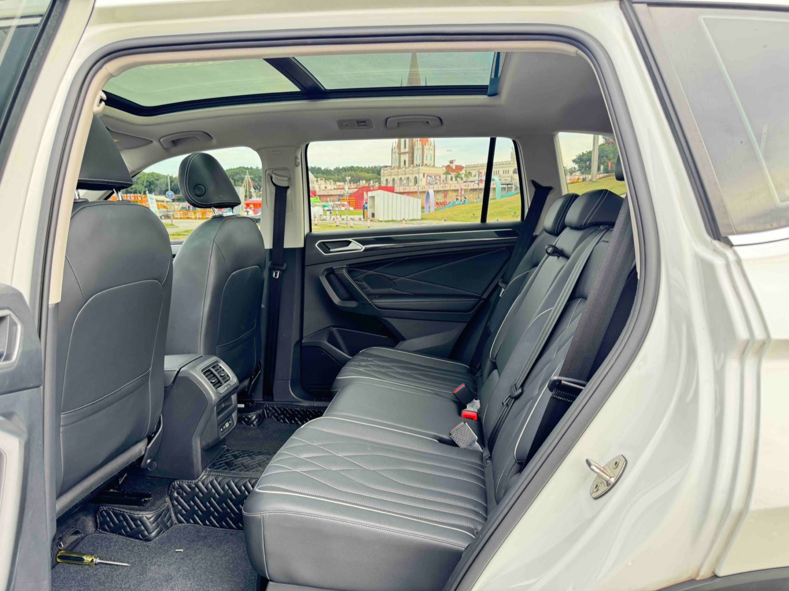 Volkswagen Tiguan L view 10