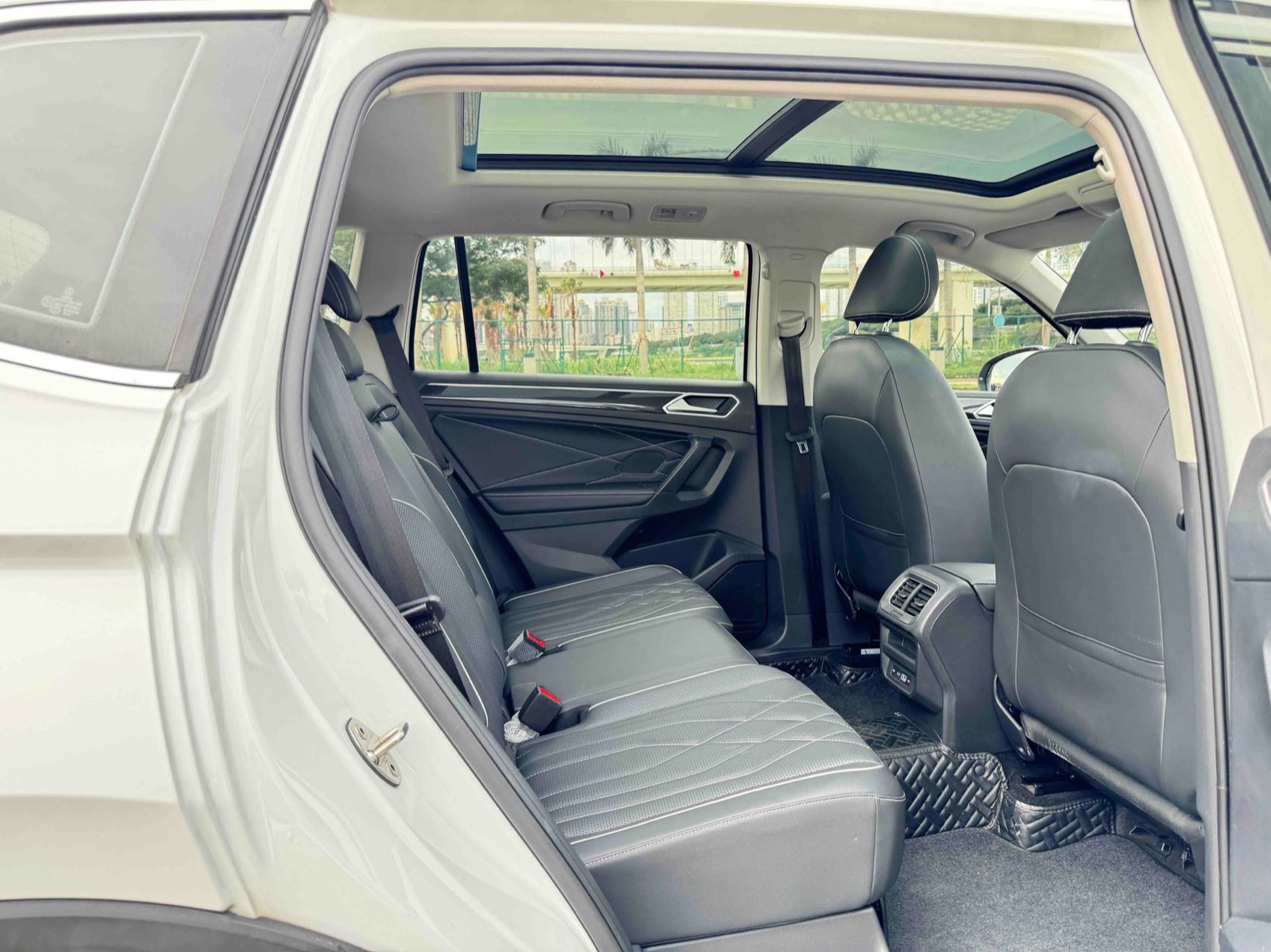 Volkswagen Tiguan L view 11