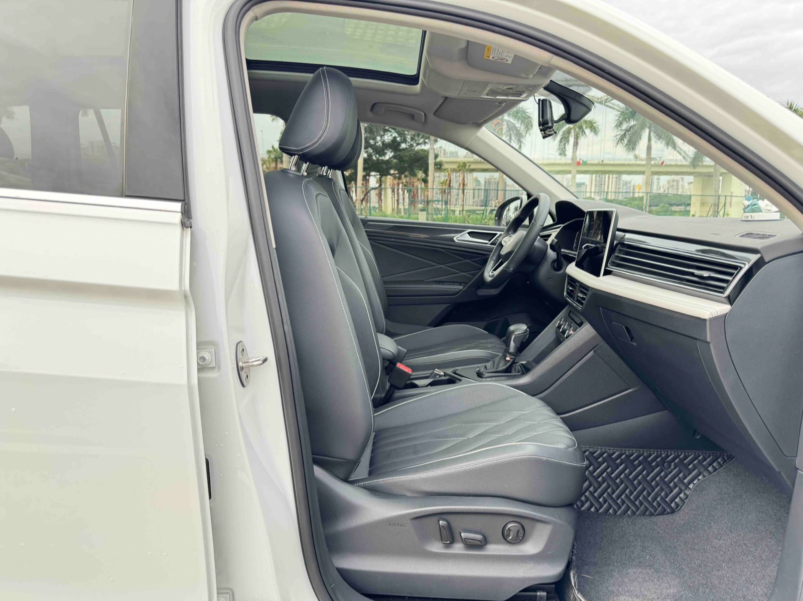 Volkswagen Tiguan L view 12