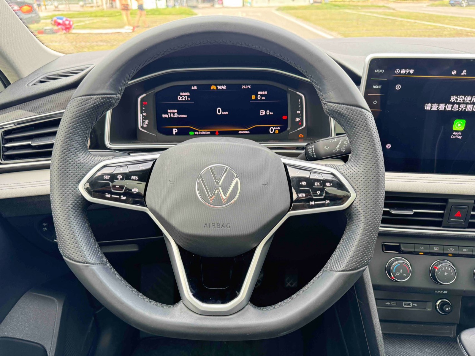 Volkswagen Tiguan L view 13