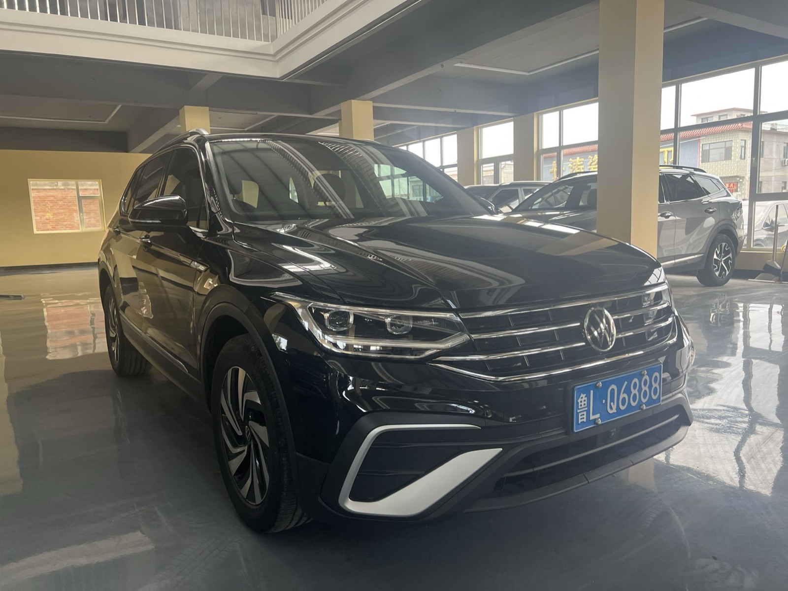 Volkswagen Tiguan L view 2