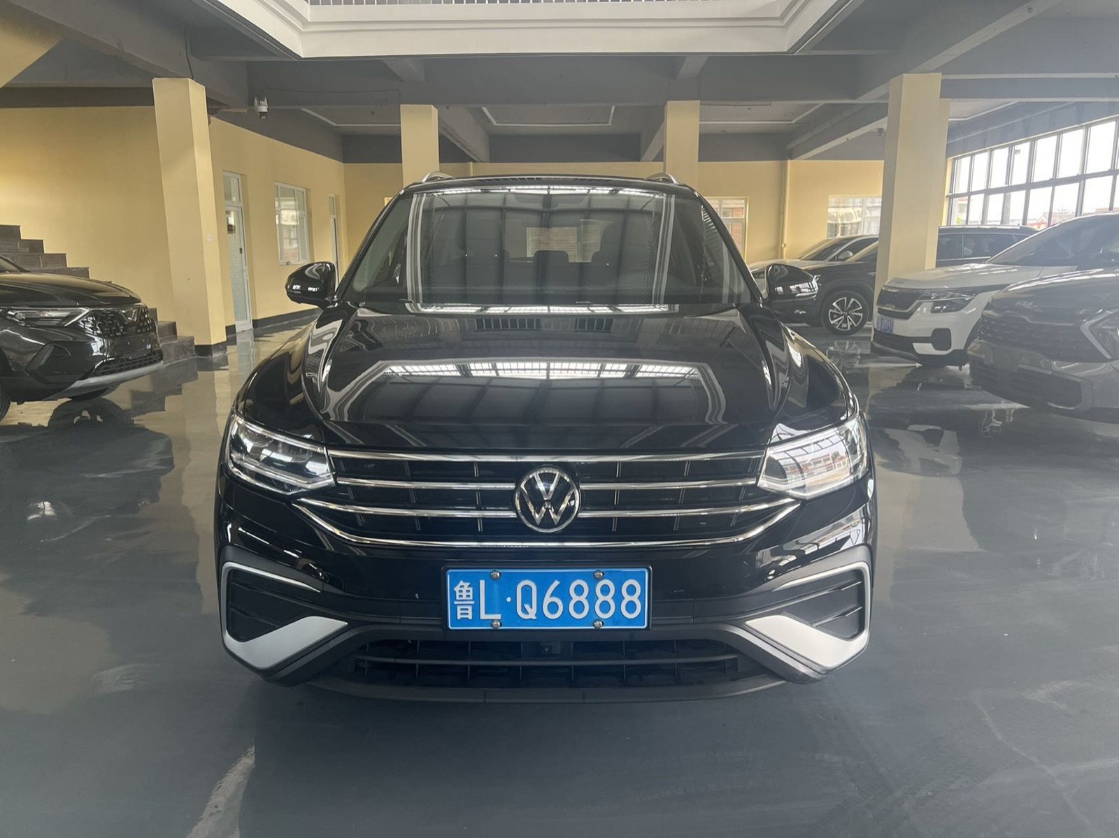 Volkswagen Tiguan L view 3
