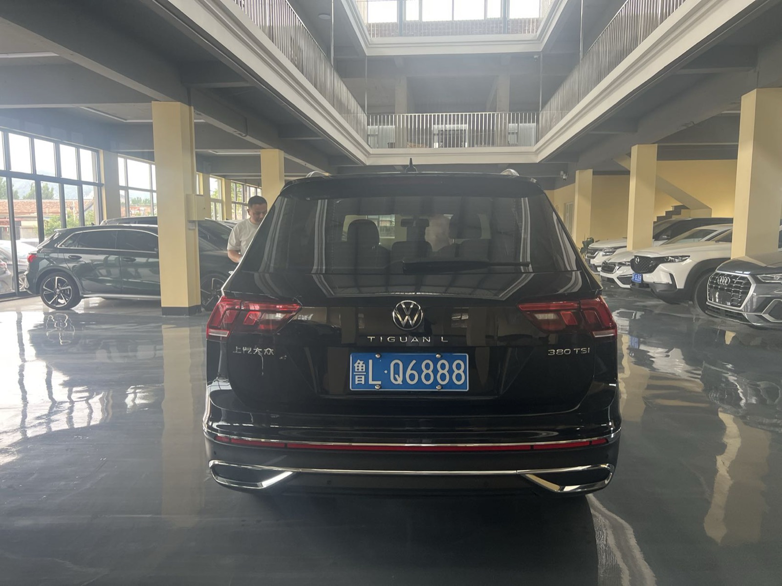 Volkswagen Tiguan L view 4