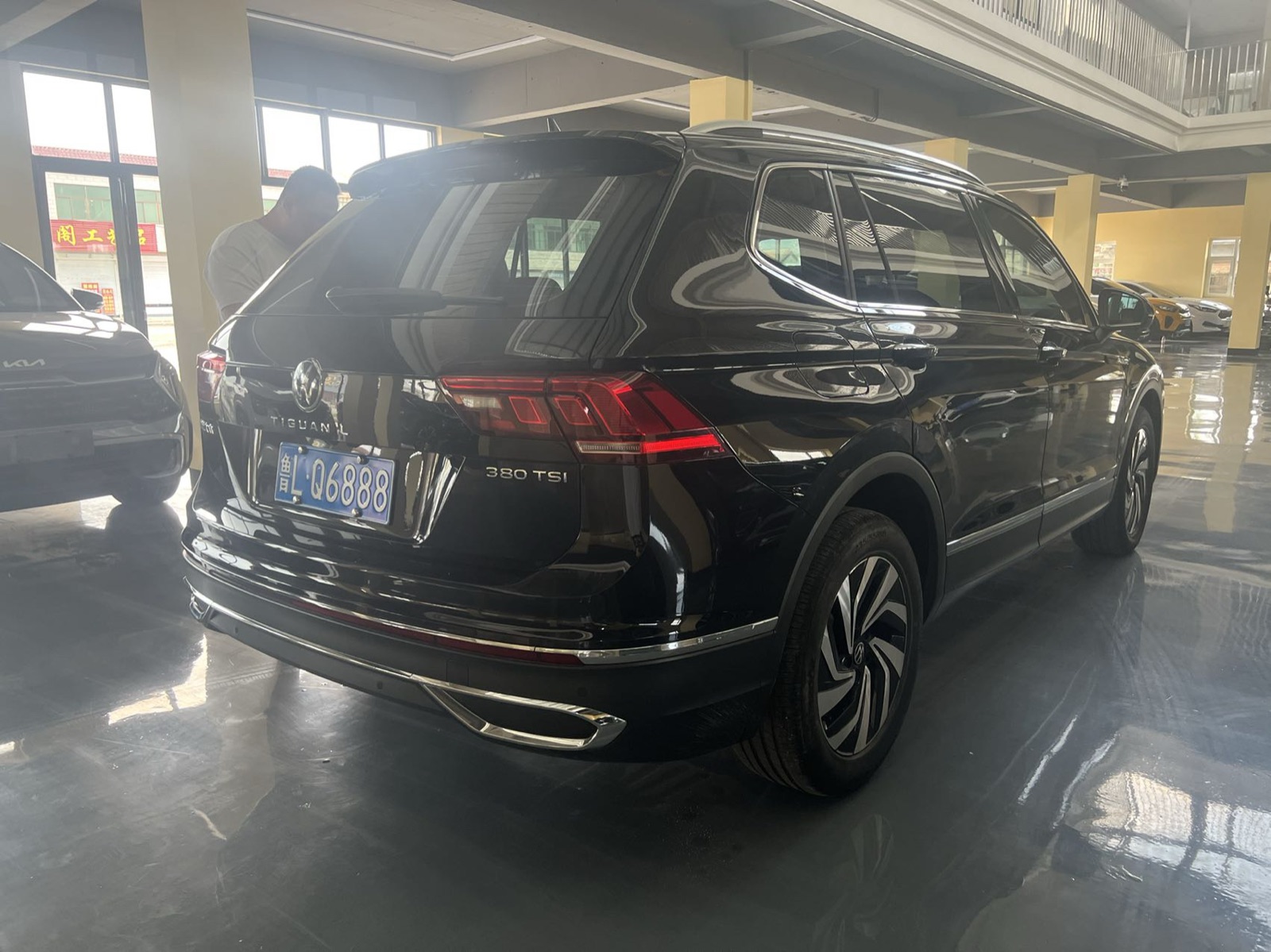 Volkswagen Tiguan L view 5