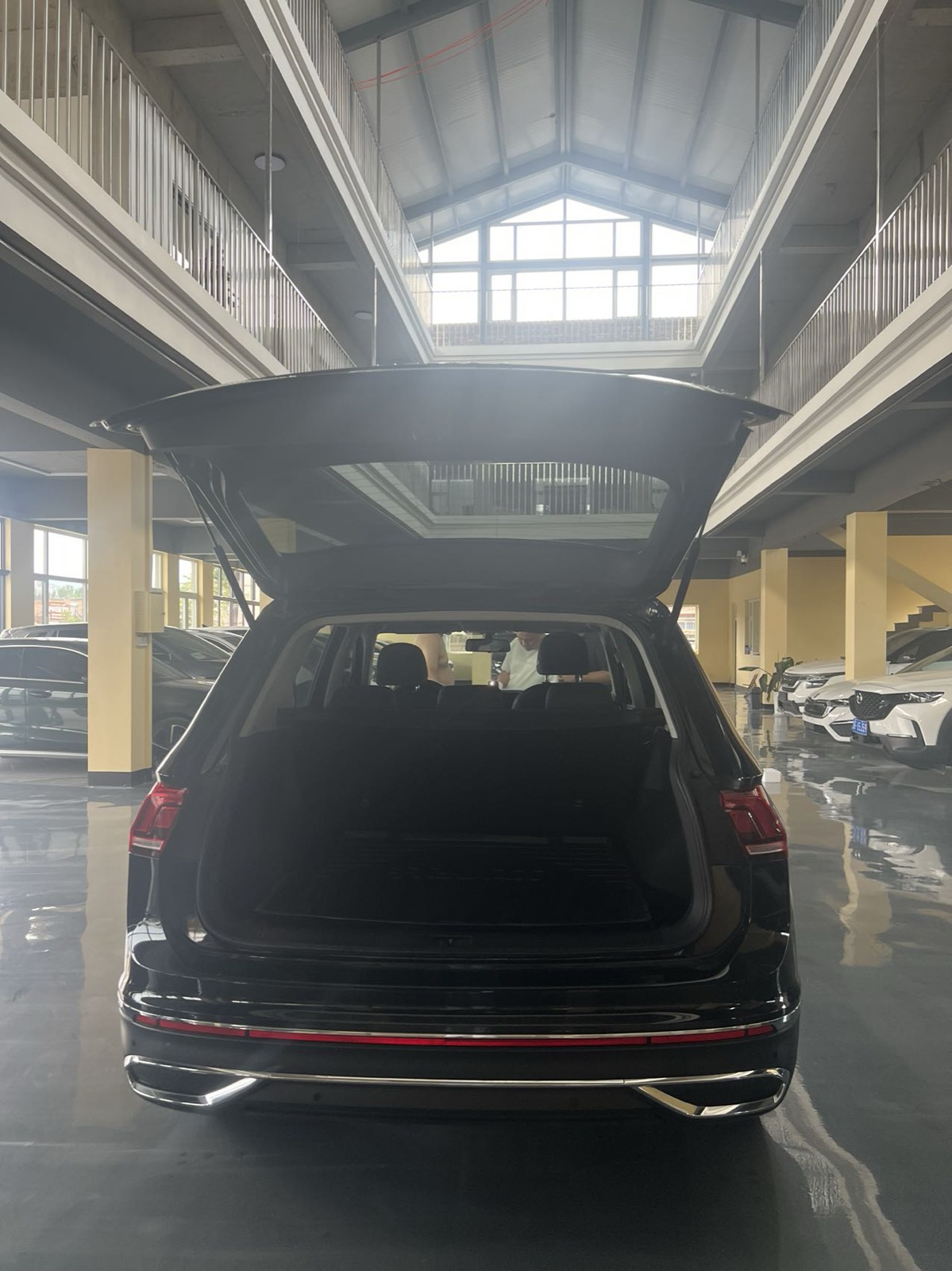 Volkswagen Tiguan L view 6