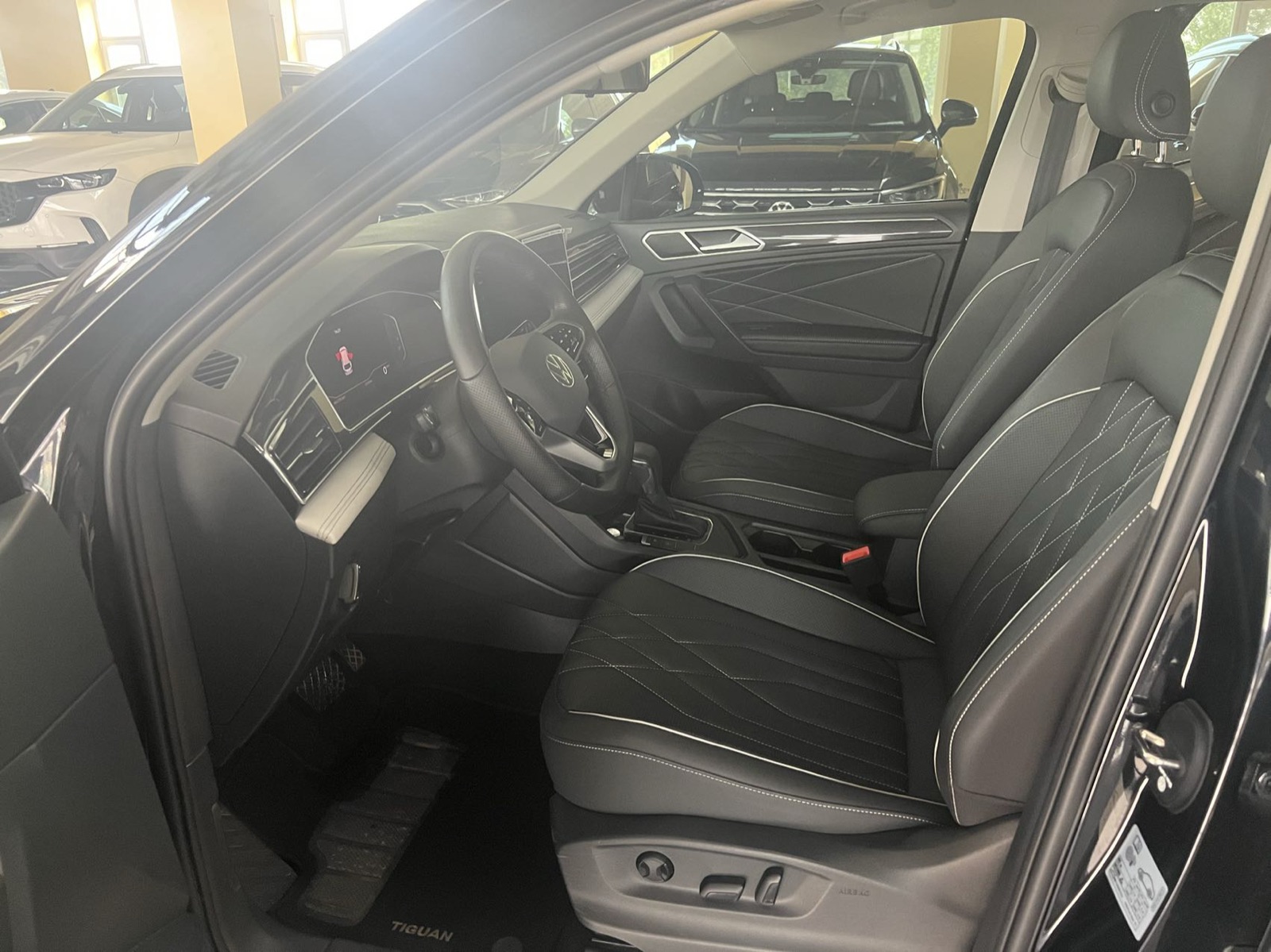 Volkswagen Tiguan L view 7