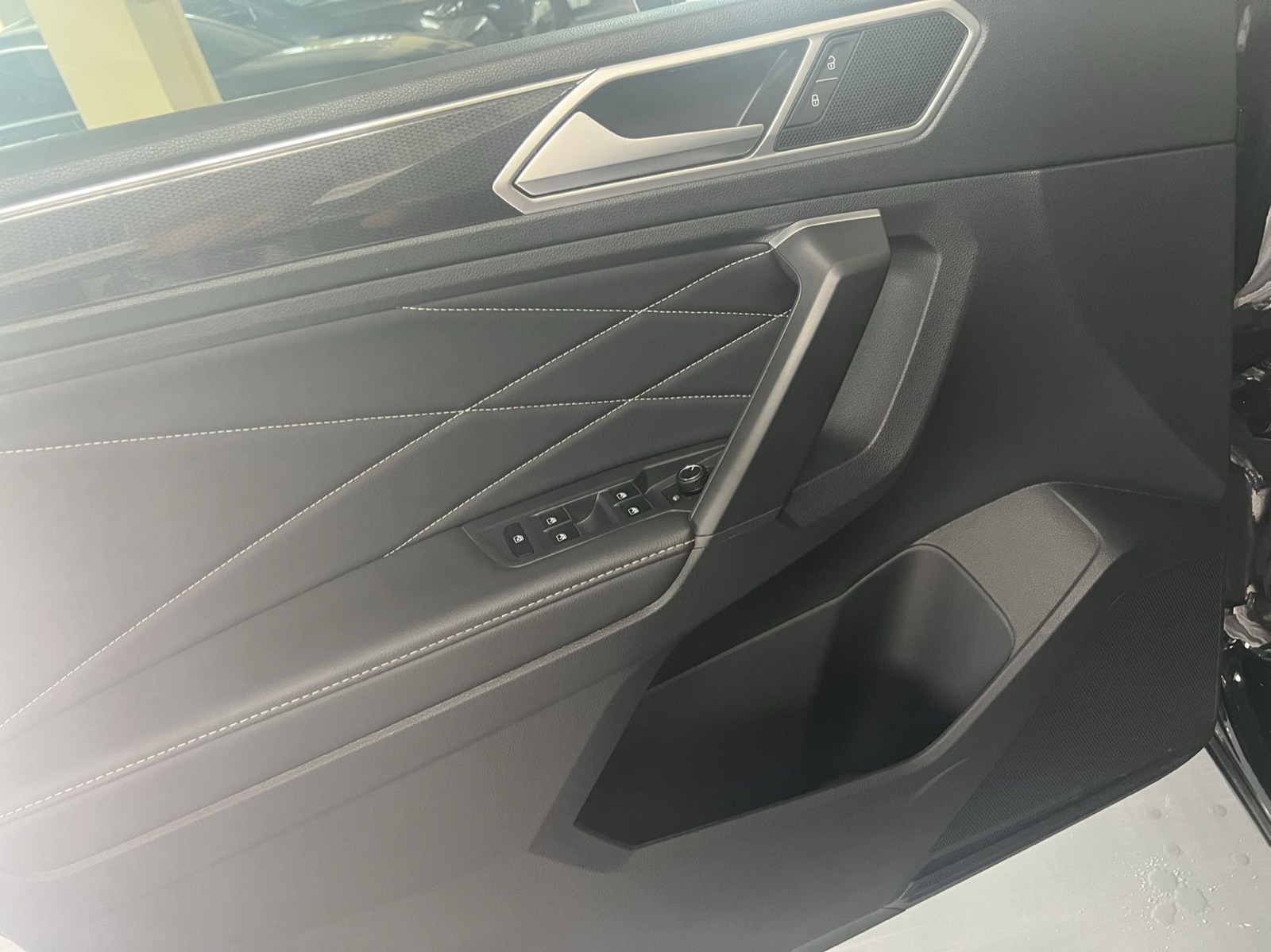 Volkswagen Tiguan L view 8