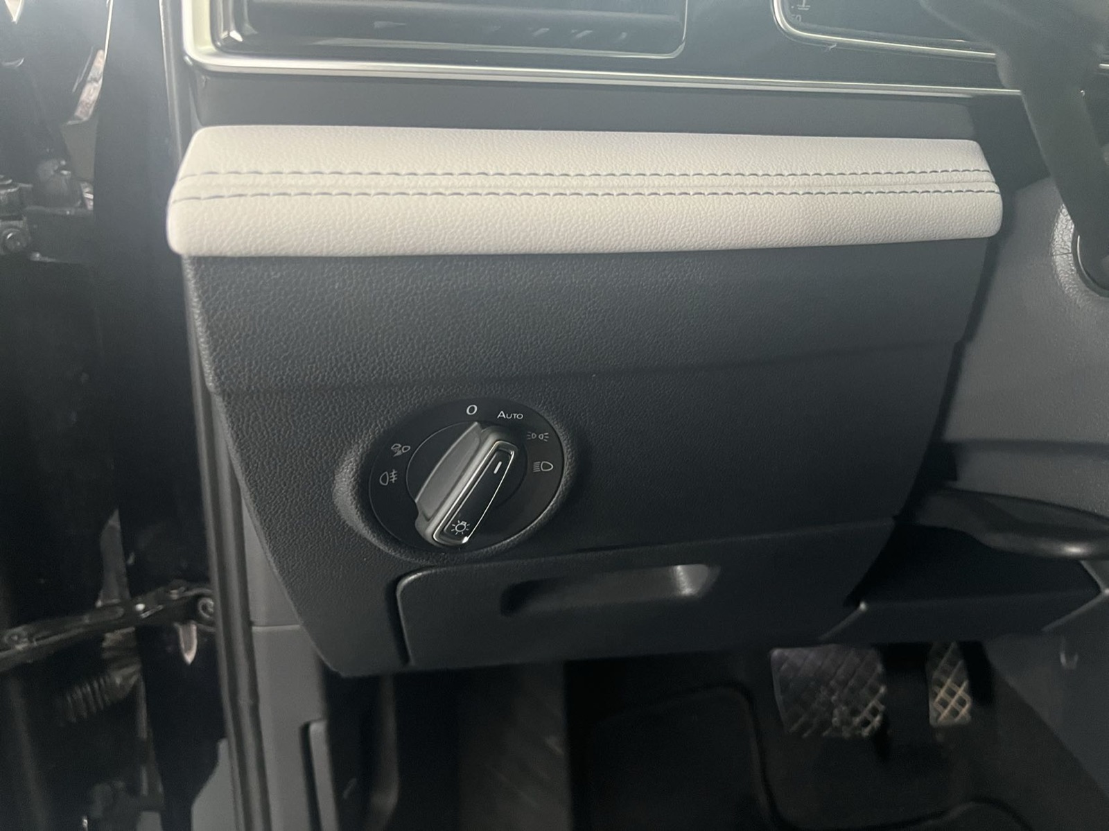 Volkswagen Tiguan L view 9